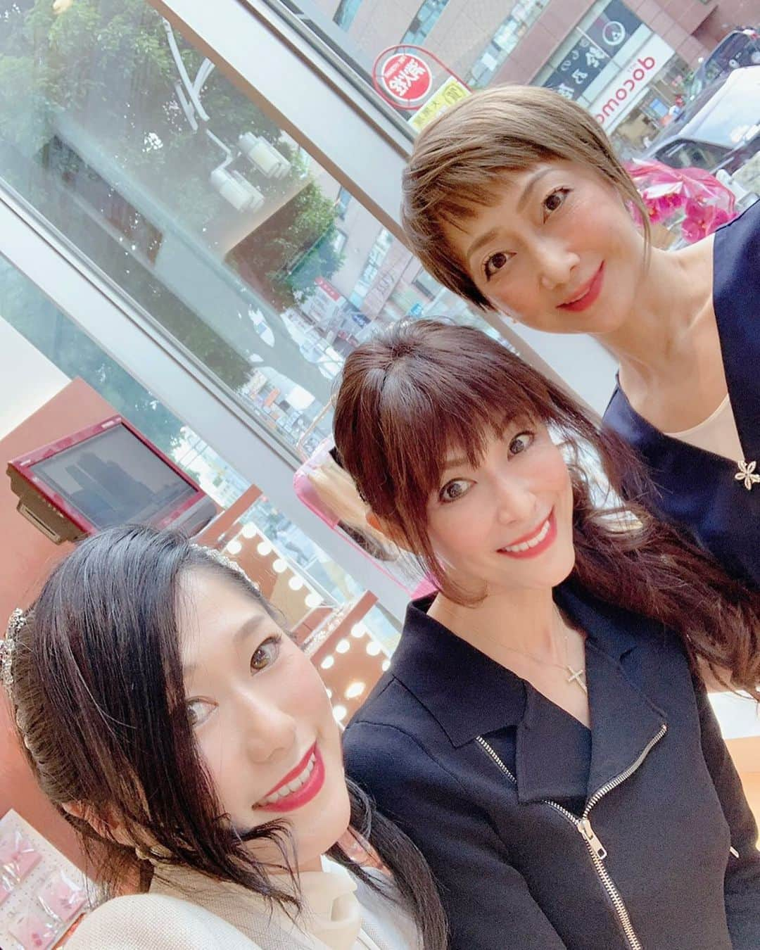 山田佳子さんのインスタグラム写真 - (山田佳子Instagram)「LA発のエクステとヘアアクセサリーのお店SOHO Style japan❣️ステキなヘアアレンジをしていただきました🥰💕﻿ ﻿ #簡単に﻿ #ヘアアレンジ﻿ #気分が上がる﻿ #ワクワク﻿ #ヘアエクステ﻿ #ヘアアクセ﻿ #高品質　﻿ #楽しかった﻿ #ありがとうございました💓」6月6日 20時04分 - yoshiko117