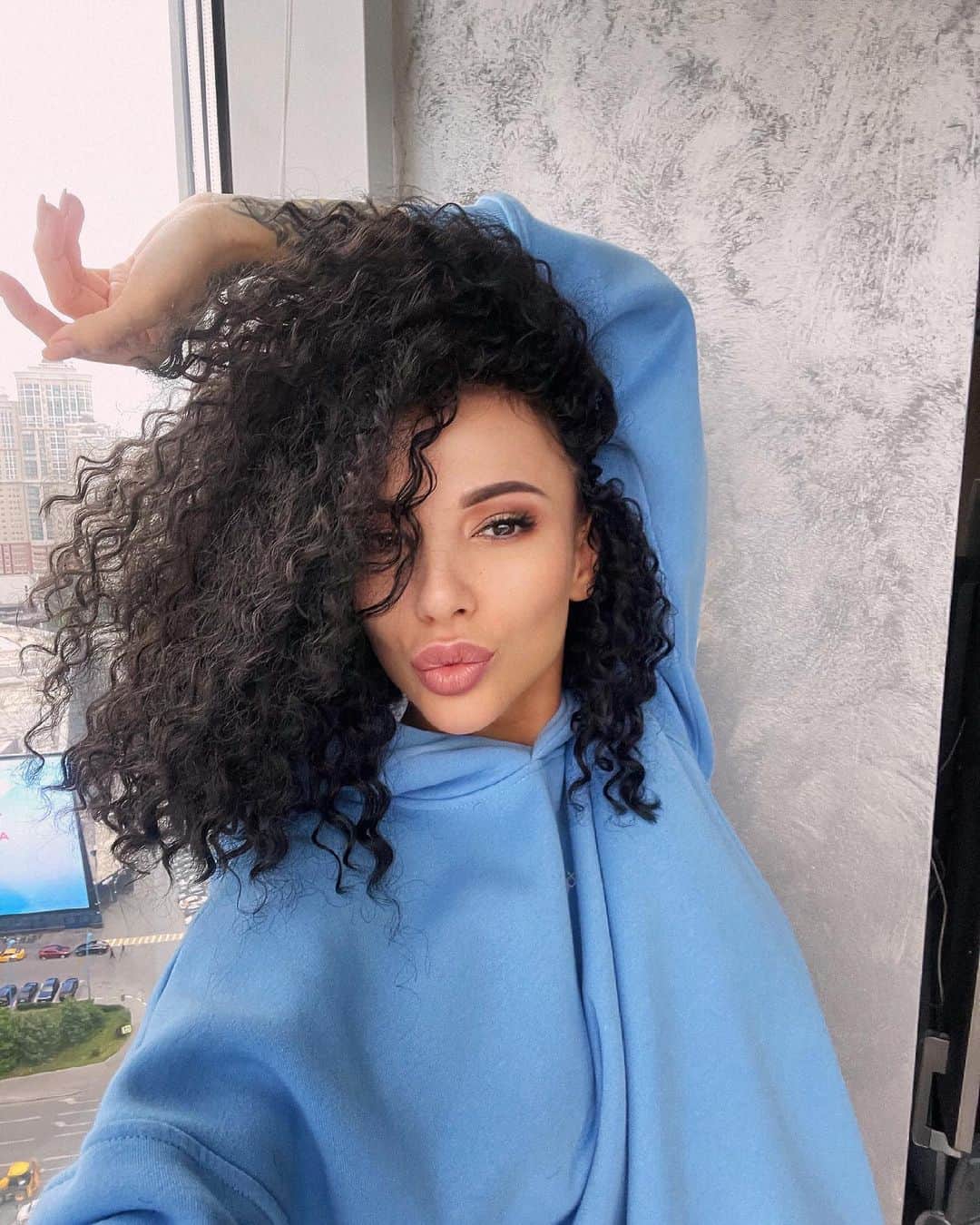 ダリア・ドミトリエワのインスタグラム：「ГОЛОСУЕМ ✨  Кудри или прямые ???🧐  Я ставлю на кудри 👩🏻‍🦱 ⚡️ Думаю , они выиграют в этой битве 😅」