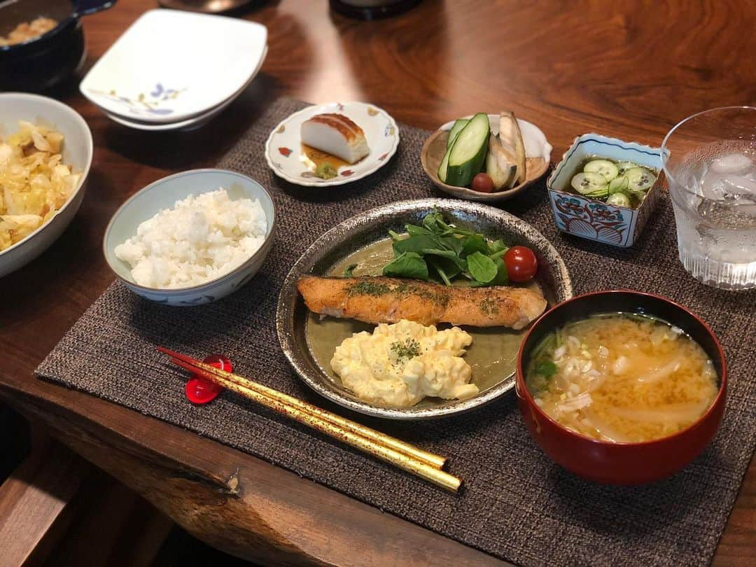 月央和沙さんのインスタグラム写真 - (月央和沙Instagram)「うちの晩ごはん🍚✨ . #鮭のムニエル #もずく酢 #キャベツのペペロンチーノ炒め #納豆 #いたわさ #ぬか漬け #玉ねぎと豆腐のお味噌汁」6月6日 20時13分 - kazusa_tsukio