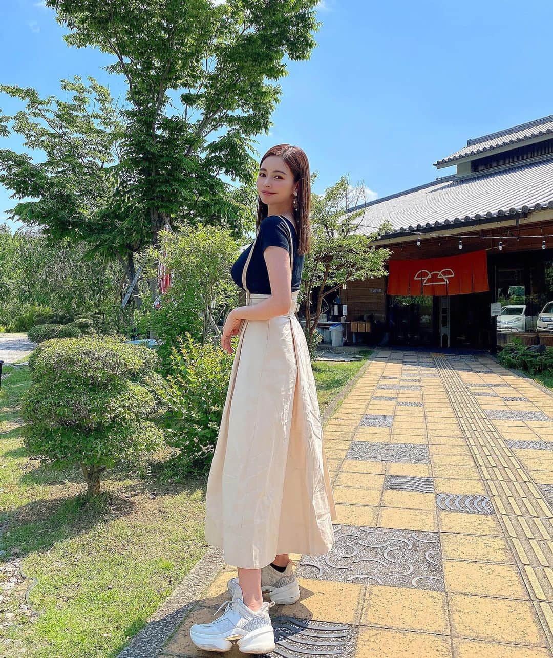 のインスタグラム：「晴れた日はカラッとしてて好き☀️ なのに日焼けは嫌っ！笑  ファッションは大人可愛い🤍スタイルが良く見えて、 いかに動きやすいか！を基準で選んでる！笑  この可愛いスカートは @mercuryduo_com 🤍 たくさん着回します🤍🤍🤍 ・ ・ ・ ・ ・ ・ ・ ・ ・ ・ ・ ・ ・ ・ ・ ・ ・ ・ #スカート#ロングスカート#着回しコーデ#着回し#美脚効果#mercuryduo#夏服#tシャツ#スニーカー女子#スニーカー#スニーカーコーデ#夏コーデ#大人可愛い#ママコーデ#ママファッション#子育てママ#男の子ママ#男の子ベビー#赤ちゃんのいる生活#赤ちゃんのいる暮らし#お散歩#大阪グルメ#大阪ランチ#育児日記#インスタ映え#休日#大人カジュアル#sneakers#japanesegirl#ママコーディネート」