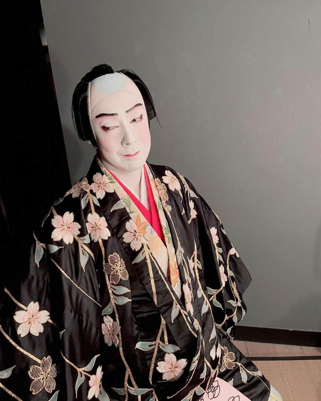 尾上菊之助のインスタグラム：「.﻿ 博多座に出演中です。﻿ 夜の部「身替座禅」の一枚。花子と楽しいひとときを過ごし酔っ払って帰って来た右京です。﻿ ﻿ #博多座　#歌舞伎　#kabuki #尾上菊之助　#身替座禅」