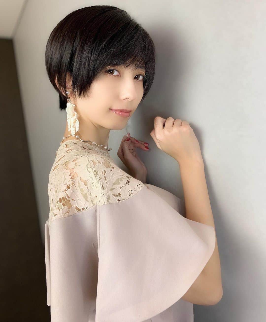 乃亜のインスタグラム：「安田記念が当たってごきげん🏇 ・ ・ ・ #portrait #shotting #Japanesegirl #followme #selfie #ショートヘア  #自撮り #グラビア #被写体  #インスタグラビア」
