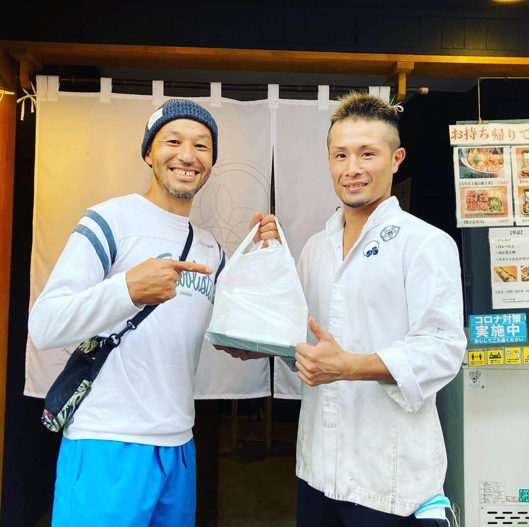 野元勇志さんのインスタグラム写真 - (野元勇志Instagram)「今日は、本当何年ぶりくらいに、 いつもsomecityで治療して頂ていた りょうさんが、わざわざお店にtake outにきてくれました‼️ やっぱり、いかなる時もエネルギッシュでした‼️ ありがとうございました‼️ #常に足首のテーピング #試合前のマッサージはきもち良かった #underdog」6月6日 21時00分 - ta_bo47