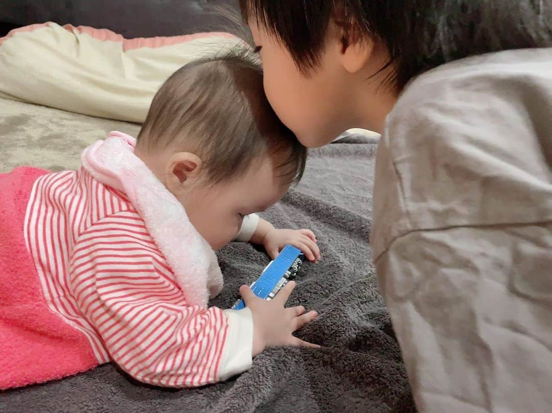 アレクサンダーのインスタグラム：「オモチャを貸したり❤️ キスをしたり なでなでしたり 優しいお兄ちゃん❤️だよ」