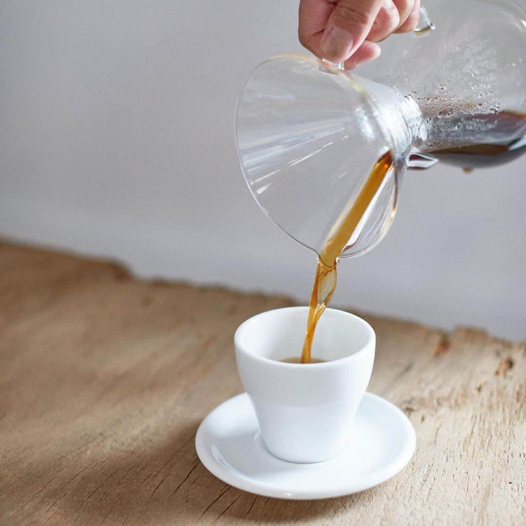 坂口憲二（THE RISING SUN COFFEE）さんのインスタグラム写真 - (坂口憲二（THE RISING SUN COFFEE）Instagram)「◆GOOD MORNING COFFEE‼︎◆  【LET'S HAND DRIPPING】  朝の儀式。これがないと始まりません☕️  焙煎したてのコーヒー豆、オンラインストアにて販売中になります！  therisingsuncoffee.com  #coffee #coffeebeans  #coffeeroaster  #coffeelab  #coffeeandsurfing  #coffeetime  #coffeelover  #coffeebreak  #coffeeshop  #coffeestand  #coffeeholic  #coffeehouse  #coffee_inst  #coffeemaker  #coffeeshops  #coffeecoffeecoffee  #coffeenclothes  #coffeeaddict  #coffeeculture  #coffeemorning  #coffeemag #specialitycoffee  #handdripcoffee  #TRSC」6月7日 6時43分 - therisingsuncoffee