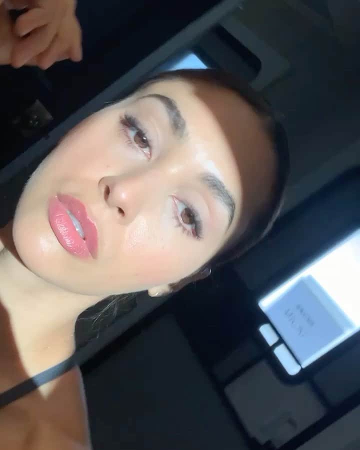 リンジー・モーガンのインスタグラム：「Hi Instagram! I’m back!  I believe in seasons.  Seeding, harvesting and recently, silence. I needed a season of silence.  I’ve shifted so much internally and energetically as a person this last 1.5 years (the one good thing from this pandemic) that I didn’t find the joy in IG as I once did before.   I found myself incessantly comparing and picking myself apart and ...overall more disconnected from others and within. I decided to try the one thing I hadn’t. To take a step back, a pause and really understand and explore “why do I do this?” “Why do I post?” “What do I post?””Does it bring me joy?” “Had it before and how has that changed?” “Evolved? Like I had?”  I know it seems kind of meaningless... but also social media and our online presence/connection fuels so much of our existence, identity and the thoughts and images that run silently in our sub conscious now (IMO).  I decided I only really like posting when I can be sharing something positive, helping others or feeling creative and expressive.   Authenticity brings me joy and anything other than that, I can’t subscribe to no longer.  I took this video when I was feeling particularly disheartened about my appearance (most don’t know but I’ve been struggling with adult acne for about 2 years now andddd it still blows LOL amongst some other internal health issues I’ve been trying to heal), I’m in make up, about to get ready for work, on a day I did not want to be in front of camera, when my job is to shine and empower confidence and radiance...when mentally, I did not feel particularly confident or radiant. Anything, but.   I decided to find my light and shine anyways.  Shine in the only way I could, with my authentic light... and how I feel life for me is forever changed.  I share this with y’all, bc operating from a place of specific & authentic joy & purpose is the only way that really works for me.  Do not feel pressured to do things that don’t serve you or bring you joy or because everyone does it or because you are “expected to”.  Explore what actually fulfills you and know that it may change, bc like the seasons, you change.   And even in your darkness, you can always find your light. ✨L」