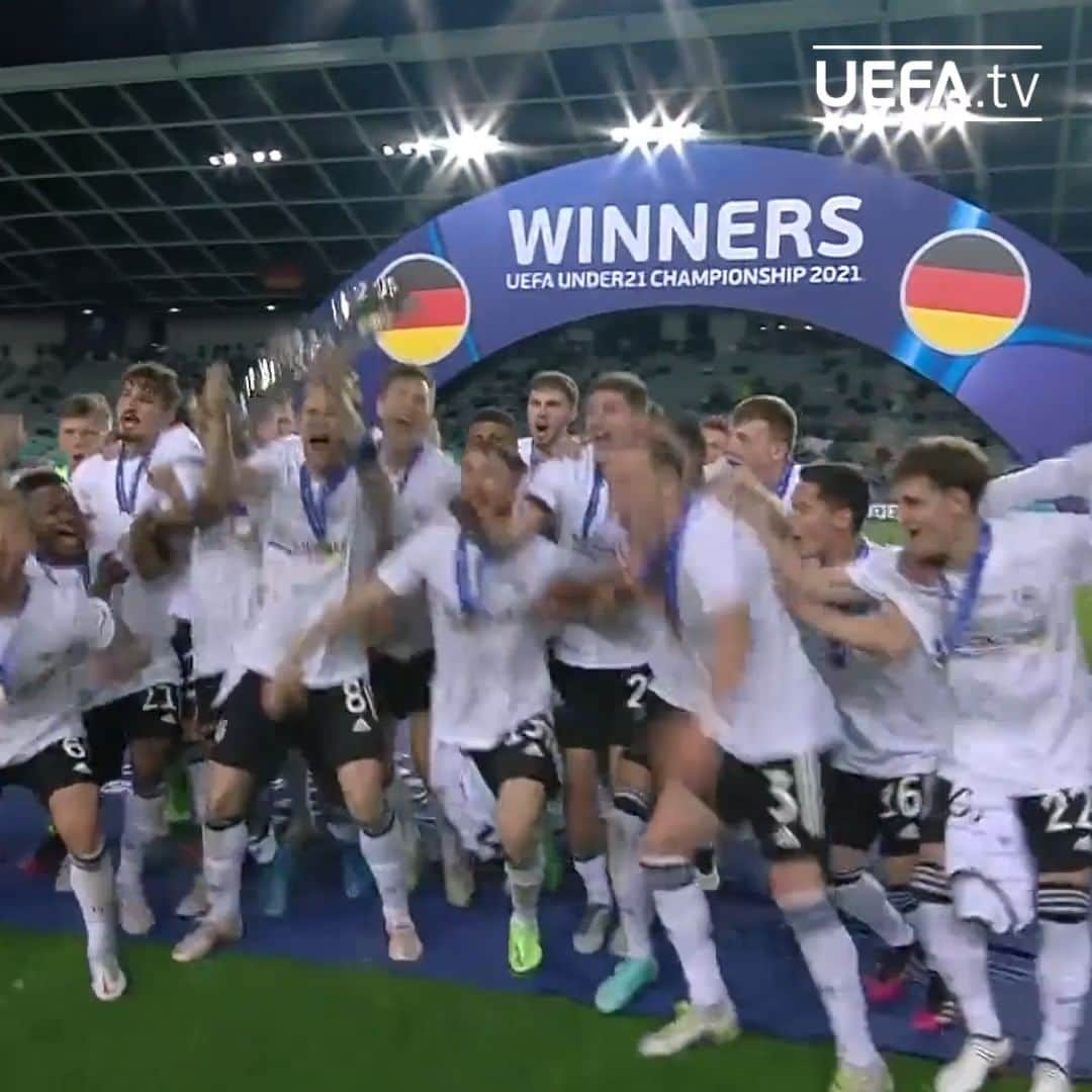 UEFA.comのインスタグラム：「🏆 🥳 Germany get their hands on the #U21EURO trophy for a third time! 🇩🇪 👏」