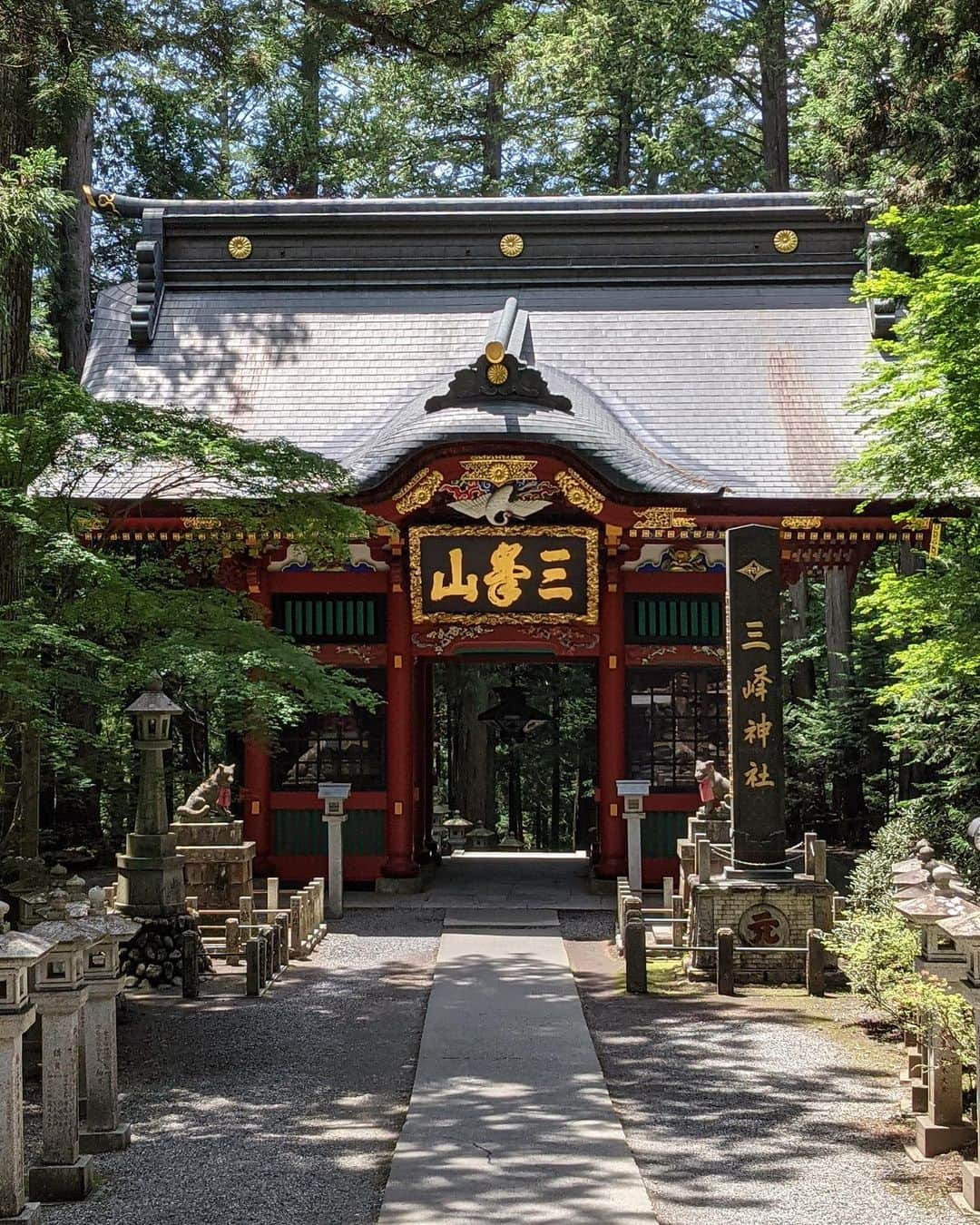 美咲あいりさんのインスタグラム写真 - (美咲あいりInstagram)「🐺﻿ ﻿ ﻿ 前から行ってみたかった三峰神社⛩﻿ 樹齢800年の御神木があったり﻿ 自然もたくさんあって心地良いPowerがたくさん🍃﻿ また行きたい神社✨✨﻿ ﻿ ﻿ ﻿ 狛狼さんのうえに虹🌈﻿ ﻿ ﻿ #三峰神社 #三峰 #神社 #秩父 ﻿ #御神木 #パワースポット #オオカミ ﻿ #mitsumineshrine #powerspot」6月7日 7時46分 - misakiairi