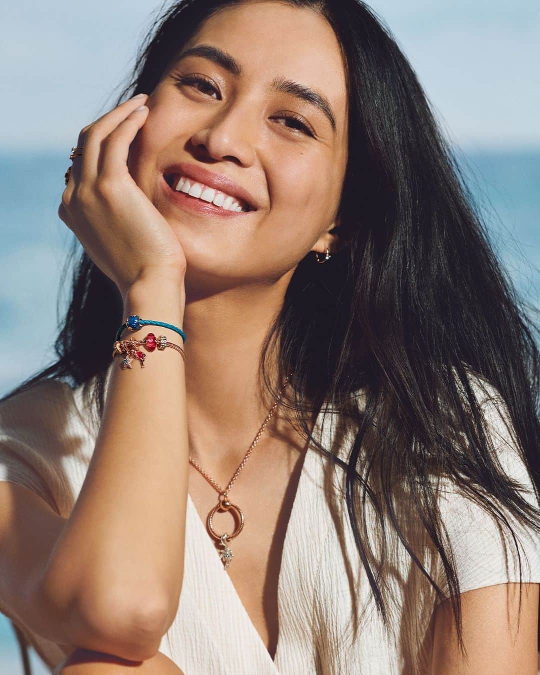 PANDORAのインスタグラム：「All about the glow. Enhance your summer skin with warm, rose gold-toned pieces and get ready for smiles all around. 🌟#PandoraOcean #PandoraStyle #Summer」