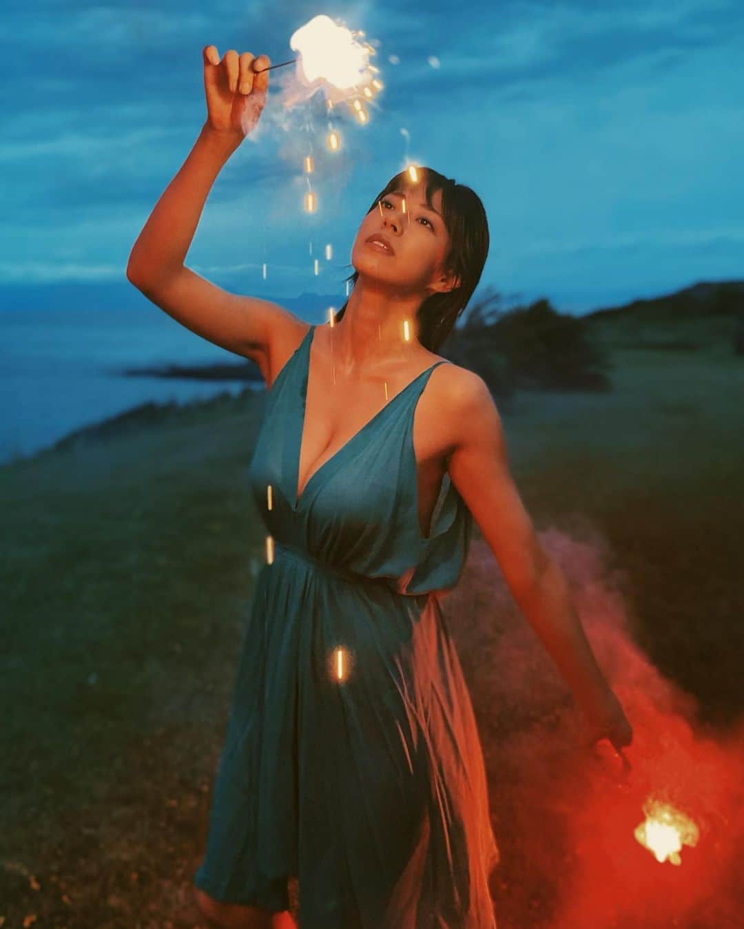 わちみなみのインスタグラム：「FLASHみてくださいましたか？﻿ 2nd写真集のアザー﻿ ﻿ 夕日が出なくて、﻿ 花火をしたんです。﻿ ﻿ 思ったよりも早く火がなくなっちゃって﻿ 花火すると悲しい気持ちになります﻿ ﻿ 写真と花火ってどっちも一瞬な感じで﻿ なんだか悲しくなっちゃう気づき。。﻿  こわくない花火でした ﻿ #花火　#写真﻿ #2nd写真集　#一瞬　#わちみなみ #和智南　#写真集 #」