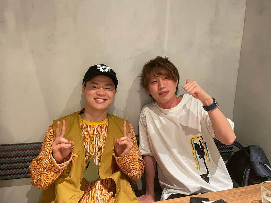 那須川天心のインスタグラム：「本日でYouTube那須川天心チャンネルが一年となりました‼︎ 67.8万人の方に登録していただいて、沢山の方に見てもらっています はじめたきっかけの 皆さんに明るく元気になってもらう  と言うのを忘れず 今後も楽しくやっていきたいと思ってます😄 そしていつもチャンネルを盛り上げてくれている田中Dには本当に感謝です YouTubeをはじめてからの仲なのですが そんな気はしません わかっている人です これからもよろしくお願いしますね😃 今後も、こいつ変な事やってるな〜くだらね〜な〜感覚で見てくれたら嬉しいです😂最後に、チャンネル登録よろしくね!また! #那須川天心チャンネル #イェーイボタン」