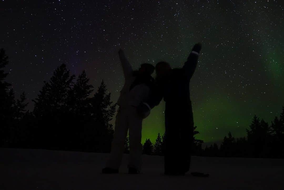 辰巳奈都子さんのインスタグラム写真 - (辰巳奈都子Instagram)「ここ最近フィンランドの投稿を続けていましたが、ようやく肝心のオーロラ観測について記したいと思います📝  この日人生で初めてオーロラを観ることができました…✨  スワイプしていただくと最後に実際にとオーロラを撮影したカメラの液晶の動画があるのですが、こんなにくっきりと撮影できていますが、正直この日は肉眼ではハッキリと確認できず、やや不完全燃焼で… オーロラってこんなもの？正解がわからない。ただカメラにはよく写ってる…みたいな。 この日はオーロラの出が少々期待できないこともあり、 皆で薪をくべてミニキャンプをしました🔥  だがしかし…‼️‼️‼️  私たちはこの数日後、とてつもないオーロラ （肉眼でハッキリとわかる、オーロラの最高レベルともいえるオーロラ○○）を目撃することになるのです‼️  乞うご期待❣️」6月7日 0時11分 - tatsumi_natsuko