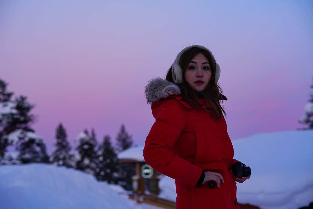 辰巳奈都子のインスタグラム：「ここ最近フィンランドの投稿を続けていましたが、ようやく肝心のオーロラ観測について記したいと思います📝  この日人生で初めてオーロラを観ることができました…✨  スワイプしていただくと最後に実際にとオーロラを撮影したカメラの液晶の動画があるのですが、こんなにくっきりと撮影できていますが、正直この日は肉眼ではハッキリと確認できず、やや不完全燃焼で… オーロラってこんなもの？正解がわからない。ただカメラにはよく写ってる…みたいな。 この日はオーロラの出が少々期待できないこともあり、 皆で薪をくべてミニキャンプをしました🔥  だがしかし…‼️‼️‼️  私たちはこの数日後、とてつもないオーロラ （肉眼でハッキリとわかる、オーロラの最高レベルともいえるオーロラ○○）を目撃することになるのです‼️  乞うご期待❣️」
