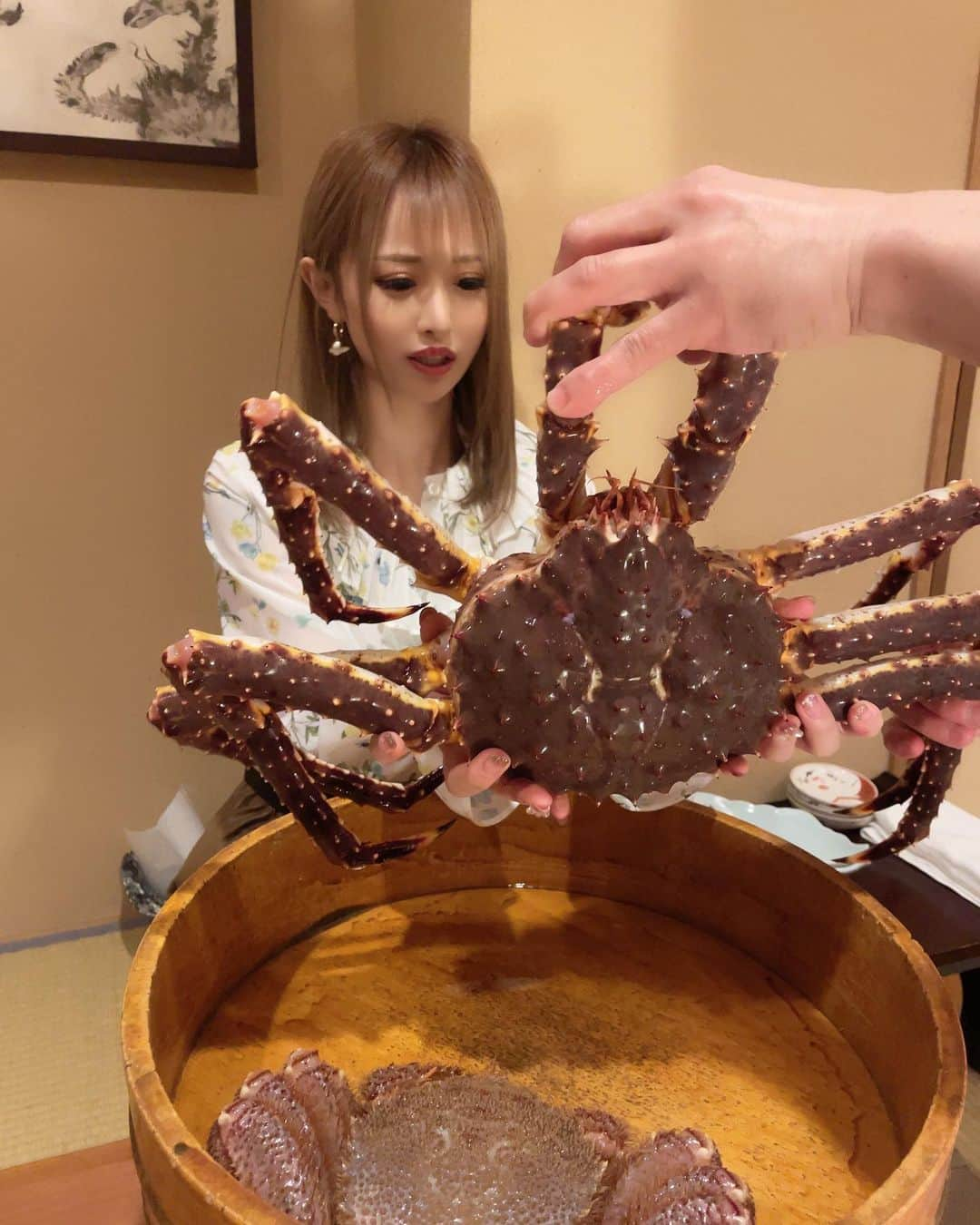 黒宮ちはやさんのインスタグラム写真 - (黒宮ちはやInstagram)「赤坂の #きた福 いってきたよ🦀 初めて行ったの😍❣️超美味しすぎた🤤✨✨✨  蟹持って、ヒィイイイ写真早くー！😱 ってなってる顔がめちゃキモくて3コマ漫画風   #黒宮ちはや #小悪魔ageha #モデル #キャバクラ #キャバ嬢 #ホステス #ラウンジ #水商売 #お酒 #歌舞伎町 #新宿 #六本木 #銀座 #北新地 #ミナミ #渋谷 #すすきの #シャンパン」6月7日 1時25分 - chihaya_kuromiya