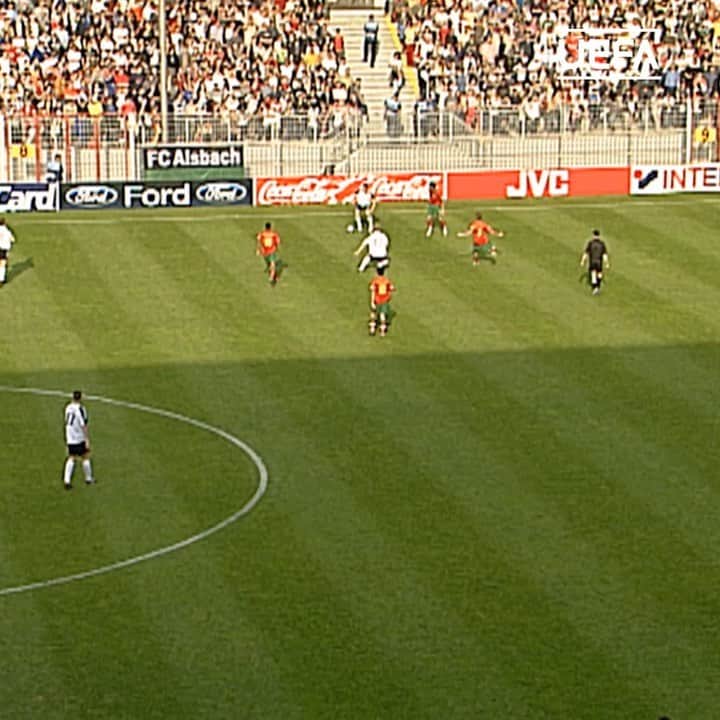 UEFA.comのインスタグラム：「Footwork 👌 finish 🎯 @bastianschweinsteiger  #U21EURO」