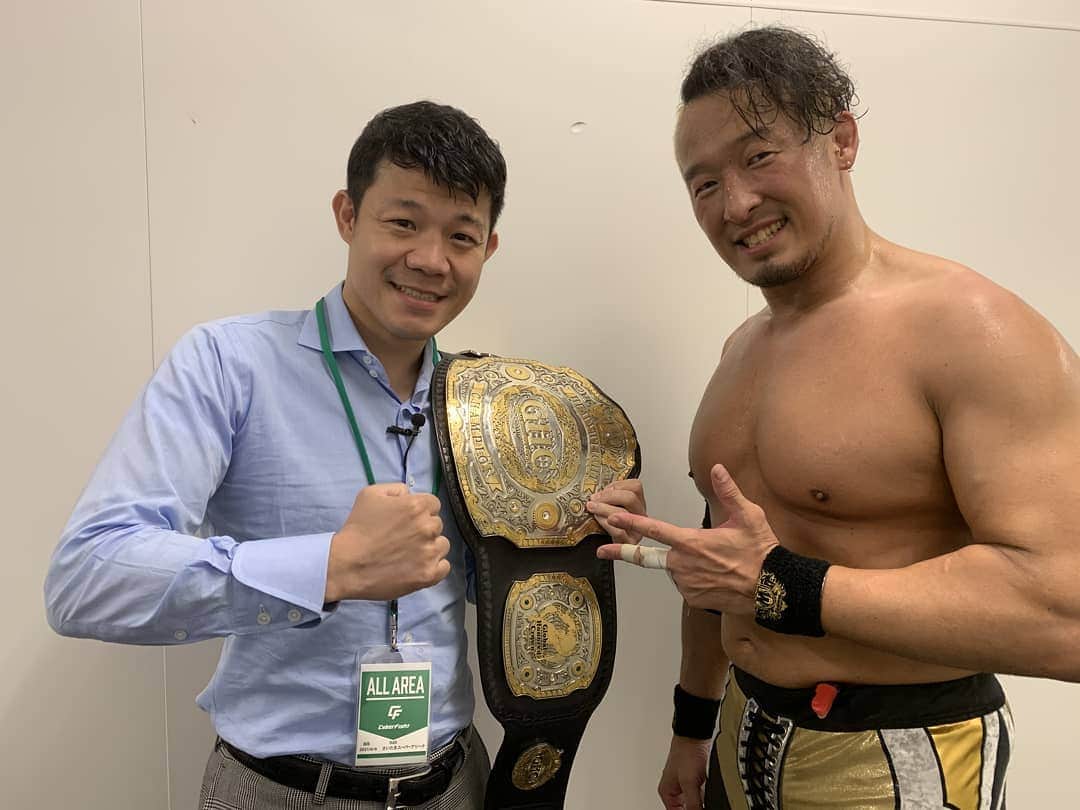 のインスタグラム：「今日は一夜明け会見。  次の防衛戦は‥この人か？😁  久々の再会、ありがとうございました✨  @kokikameda  #noah_ghc #丸藤見たけりゃNOAHに来い #亀田興毅」