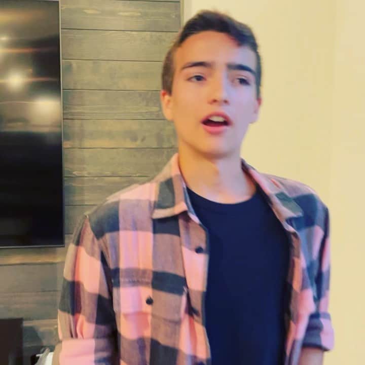 イライアス・ハーガーのインスタグラム：「Have you heard this song? Curses by the Crane Wives. Love it! I’m at my cousin’s house, and my sister and I are blessing the house with our voices. JK 😅」