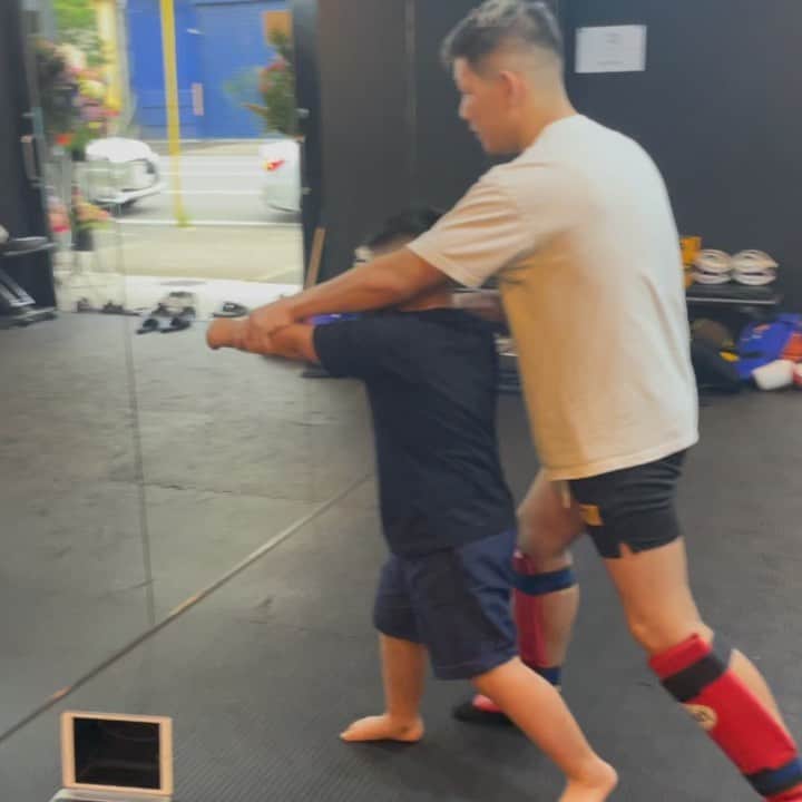 のインスタグラム：「キッズパーソナルトレーニング😁  未来のスター達😁  #WORLDTREEGYM  〒652-0881 兵庫県神戸市兵庫区松原通4丁目4-7花一ビル 1  #格闘家 #格闘技 #ボクシング #ムエタイ  #キックボクシング #muaythai  #kickboxing  #boxing  #workout  #喧嘩自慢  #弘輝  #k1wgp  #パーソナルトレーニング #ジム #フィットネス #ダイエット #ワークアウト #エクササイズ #筋トレ」
