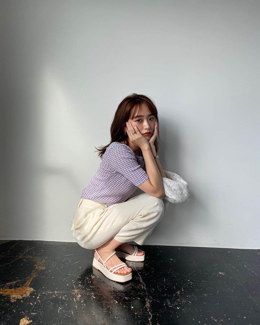 近藤千尋のインスタグラム：「撮影おわりの私服さん🤍🤍 たまにはNOフィルターです📷💕 サンダルは @coco_cicci   他のブランドさんは タグ付けしています🌼🌼🌼  リールにハマった３１歳。笑 暇な時見てね♥️笑🕺」