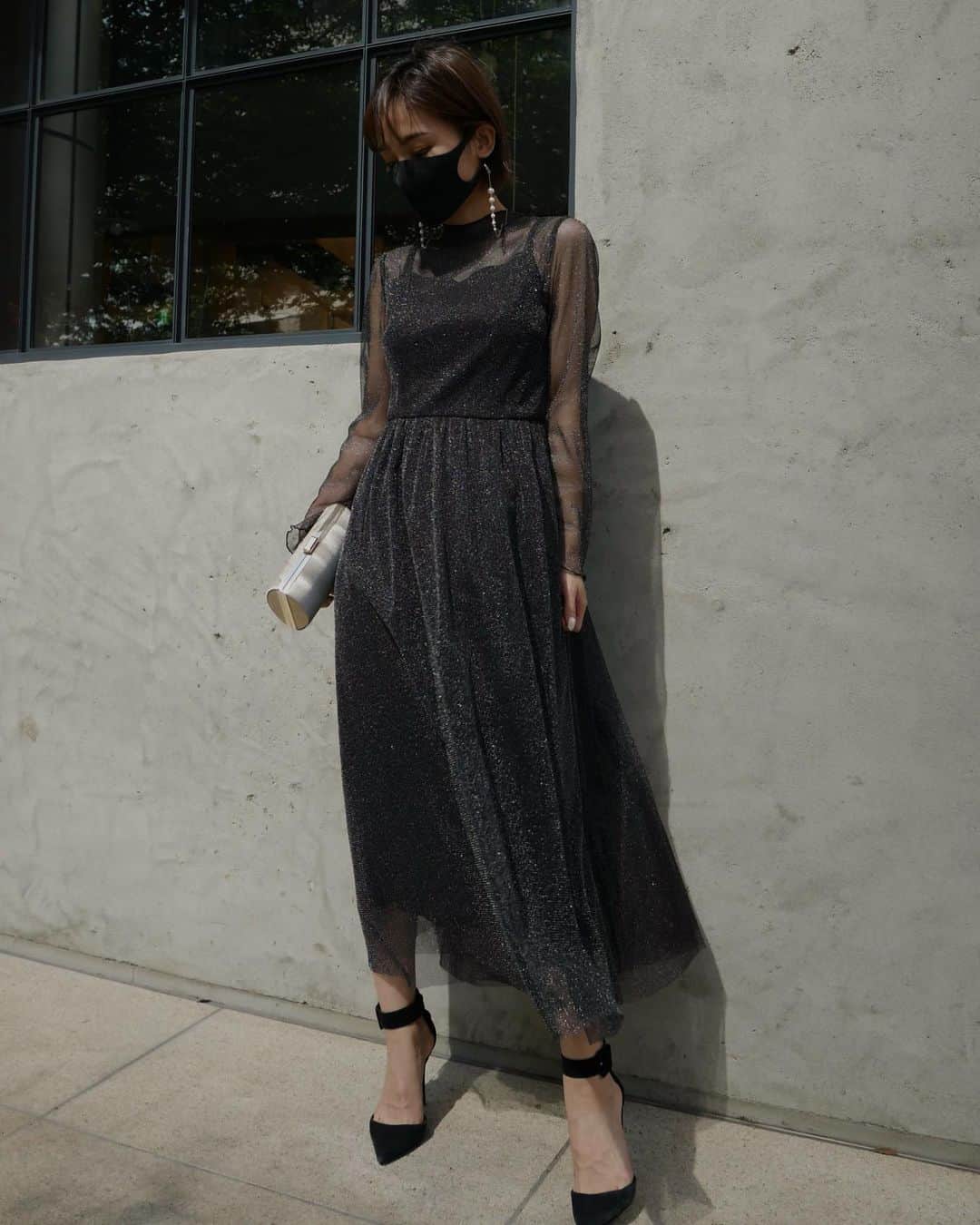 宮本沙恵さんのインスタグラム写真 - (宮本沙恵Instagram)「ドレスシーンもお洒落にアップグレード🔛🖤 . glitter mellow day dress #パールマスクチェーン」6月7日 16時08分 - saebi