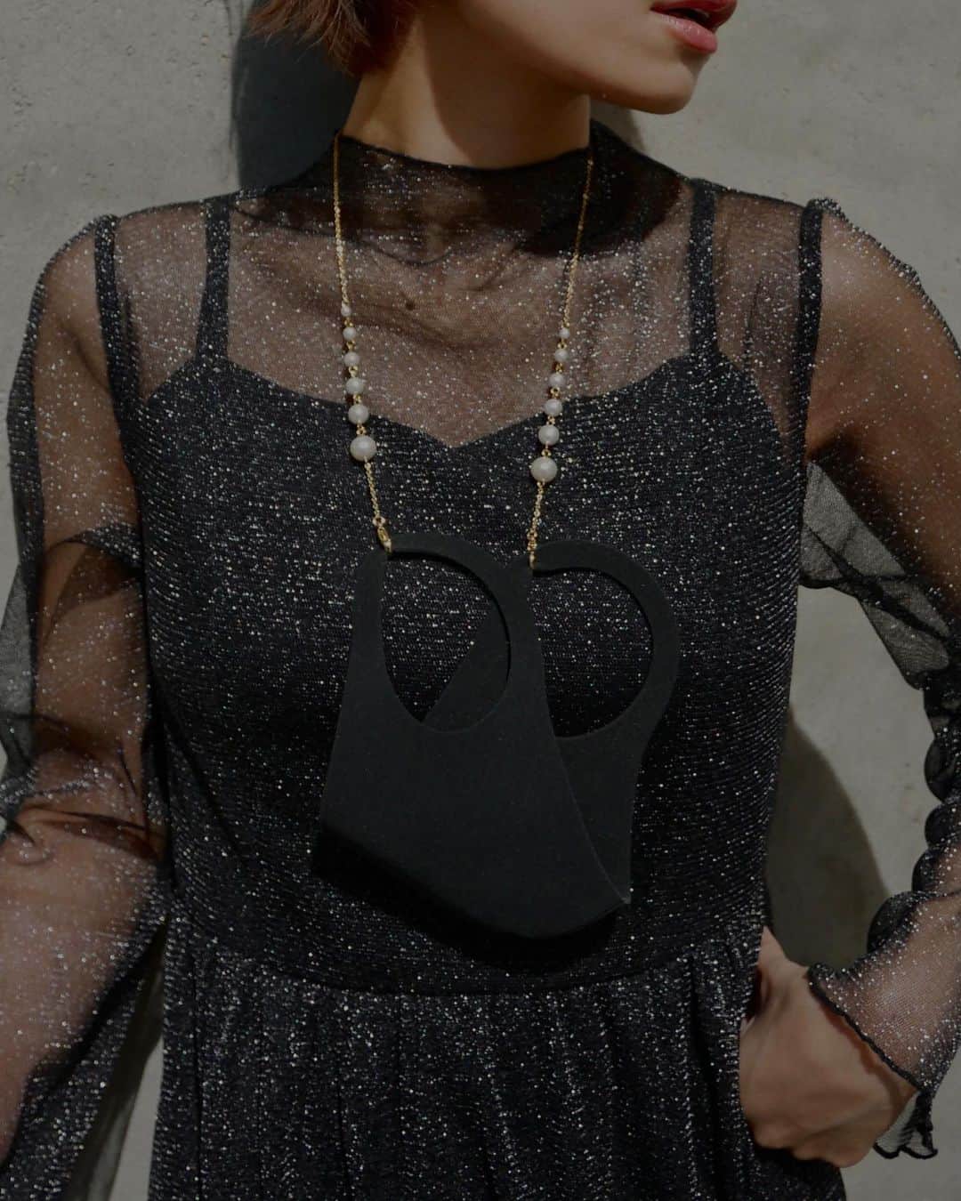 宮本沙恵のインスタグラム：「ドレスシーンもお洒落にアップグレード🔛🖤 . glitter mellow day dress #パールマスクチェーン」