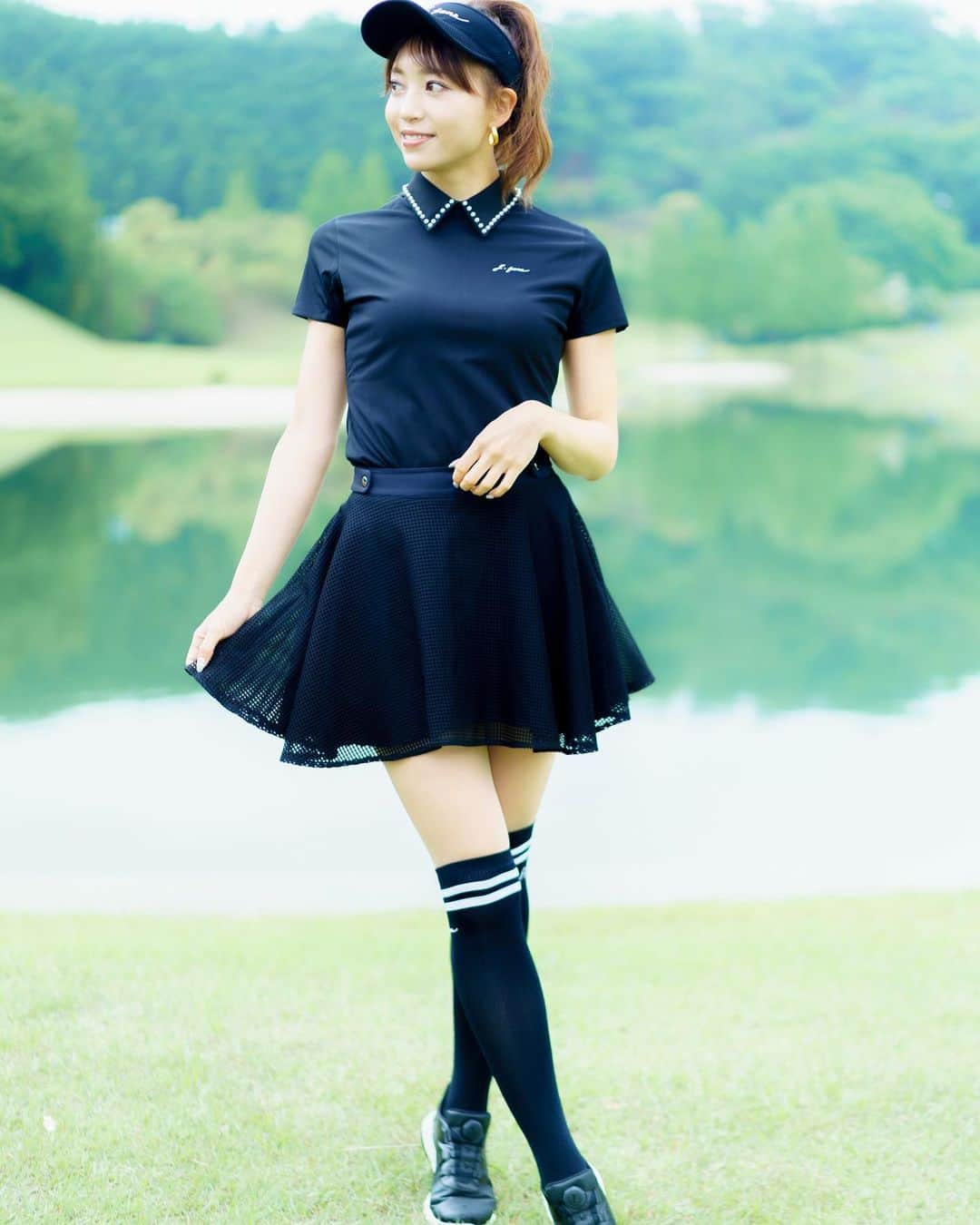 J.JANE JAPANさんのインスタグラム写真 - (J.JANE JAPANInstagram)「. 人気コーディネートのご紹介♡ モノトーンで大人可愛く✨ . Tops Pearl collar T-shirt（Black ） ¥25,000 . Bottoms  Waffle skirt（Black） ¥30,360 . 今季人気の女性が大好きなパールがついている アクセントのきいたポロシャツ。  伸縮性の高い生地でシンプルなデザインなので柄物やシンプルなデザインのボトムス共に 相性が良く着回ししやすくなっております。 . #golf#골프 #ゴルフ#golfwear #j_jane #j_jane_golf #スポーツ#golfswing #ドライバー#アイアン#golf#fashion#韓国ファッション#ゴルフ好き#golfing#golfer #ゴルフウエア #ゴルフスイング#ゴルフ女子#ゴルフ男子#トレーニング#ゴルフ部#ゴルフ部」6月7日 16時07分 - j.jane_japan