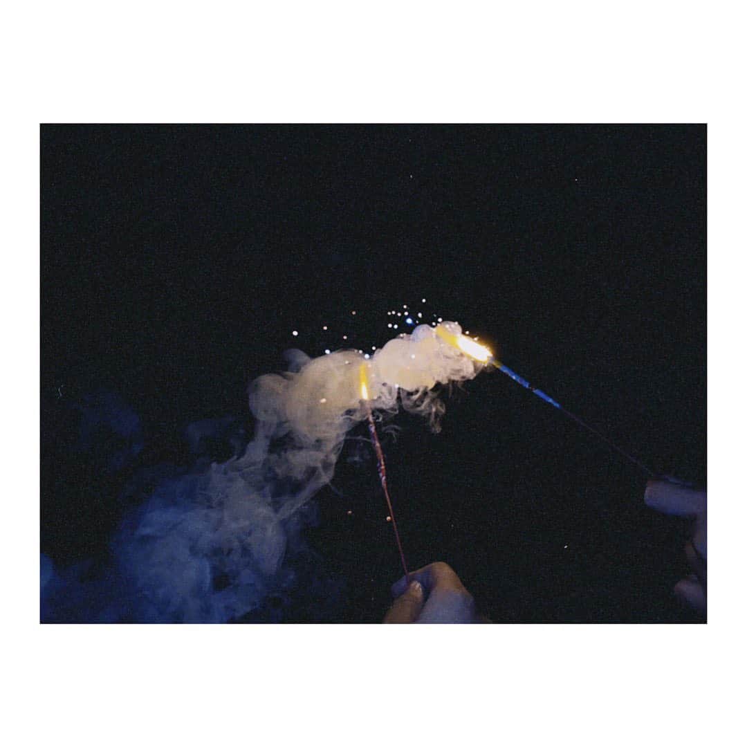 湊胡遥のインスタグラム：「・ この前中学のお友達と花火をしました‪‪☺︎ ‬お誕生日も祝ってくれたの！ そして1日に高校のお友達も朝早くから祝ってくれて… 皆様からの嬉しい嬉しいメッセージや投稿もいただけて… 幸せです……！😭」