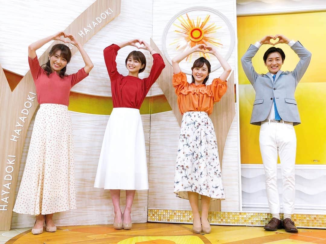 TBS「はやドキ！」のインスタグラム：「はやドキ！ポーズを頭の上で🧡  今日の月曜メンバーは全員ボトムがホワイトで、なんだか似てるね〜！と話しておりました😊  若林  #月曜日 #山本匠晃 #若林有子 #山本里咲 #アナウンサー #久保井朝美 #気象予報士 #はやドキ #tbs」