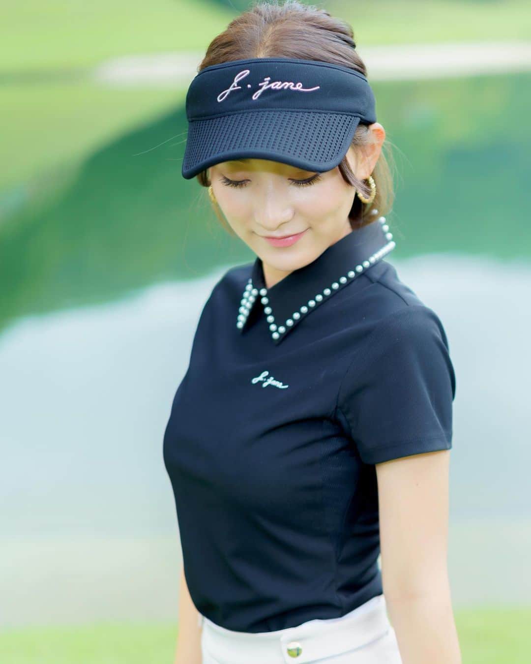 J.JANE JAPANさんのインスタグラム写真 - (J.JANE JAPANInstagram)「. Black × Beige ♡ 襟元のパールが上品な印象に。 黒なら挑戦しやすいカラーなのでおすすめです。 . Tops Pearl collar T-shirt（Black ） ¥25,000 . Bottoms  Solid snap shirring skirt（Beige） ¥25,000 . 今季人気の女性が大好きなパールがついている アクセントのきいたポロシャツ。  伸縮性の高い生地でシンプルなデザインなので柄物やシンプルなデザインのボトムス共に 相性が良く着回ししやすくなっております。 . #golf#골프 #ゴルフ#golfwear #j_jane #j_jane_golf #スポーツ#golfswing #ドライバー#アイアン#golf#fashion#韓国ファッション#ゴルフ好き#golfing#golfer #ゴルフウエア #ゴルフスイング#ゴルフ女子#ゴルフ男子#トレーニング#ゴルフ部#ゴルフ部」6月7日 17時17分 - j.jane_japan