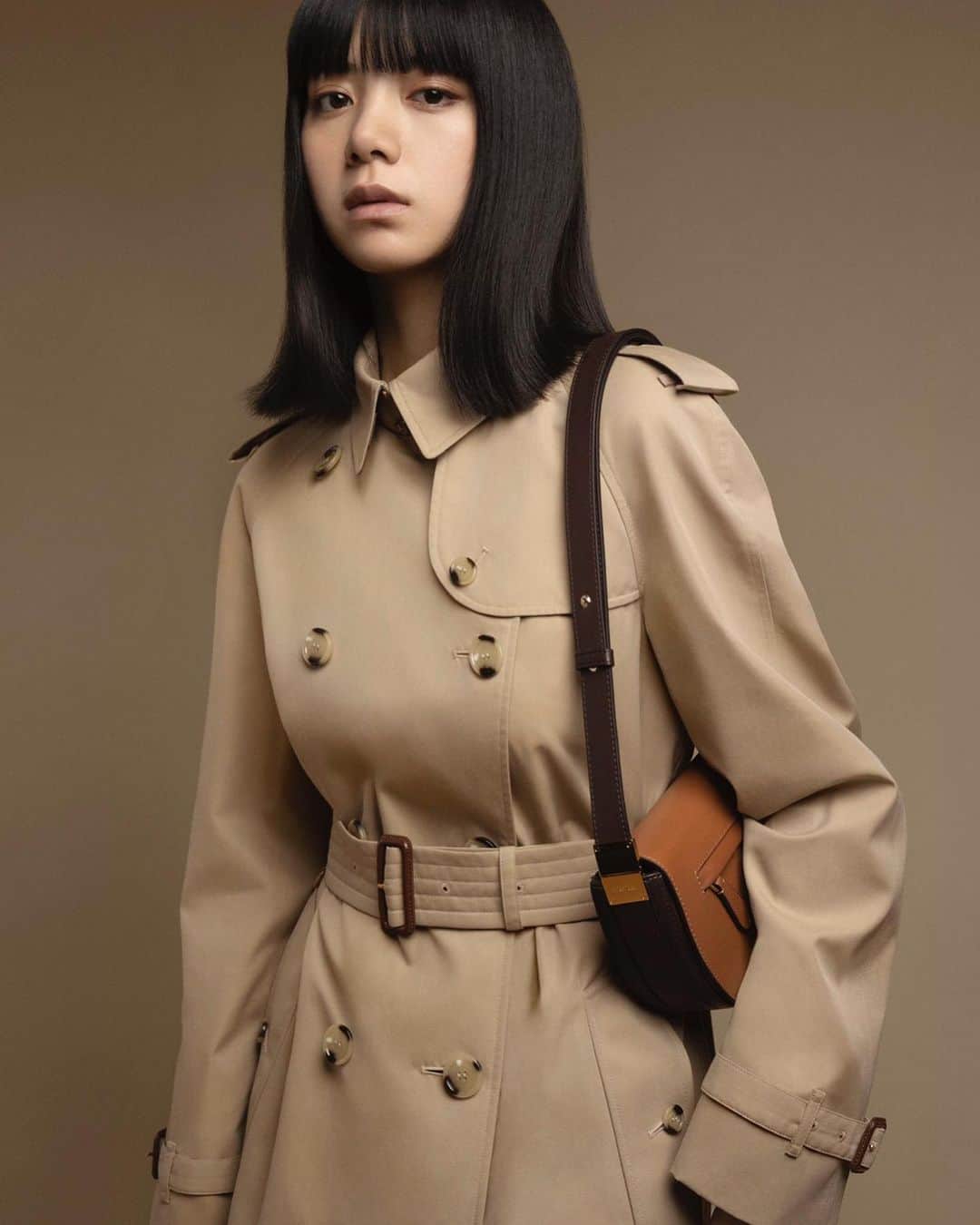 のインスタグラム：「Burberryの公式アンバサダーに就任しました。  🧡🤍🤎  It is such an honor to be appointed as one of Burberry’s ambassadors. I have huge respect for Burberry; whilst having such a rich history and being so loved and trusted at all times, I have also always been surprised by the new ways in which Burberry is able to capture fashion in each of its collections. I feel extremely fortunate to have this chance to work so closely with the house’s creations and to deliver its messages as an ambassador. I am so excited as I have the feeling that I will also discover my true self while experiencing the heart of Burberry. I hope everyone will be filled with this positive energy as well. I am really looking forward to it.  Burberryチームの近くでファッションのこれからについて共に学ばせていただけることを光栄に思います。 楽しみます♡  #Burberry #バーバリー @burberry @riccardotisci17」