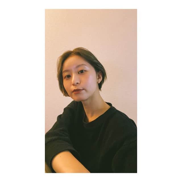 Eri Koyamaのインスタグラム：「. 去年かけたパーマが残ったまま ウネウネジメジメ時季がやってきて なかなかまとまらなかった髪。 髪型飽き性なのもあってイメチェンしたよ✂︎ 8年ぶりのショートだぁ☺️◎ カラーもこれだと分かりにくいけど すっごい可愛くてお気に入り♡  最近のヘアセットはオイルと少しのワックスつけて ぺたぺたのセンター分けだったけど、 環境も変わったし肩の力抜いた雰囲気とか暮らし方を心がけたいなーって思うように🌿  余談だけど、都会で当たり前のようにあった交通機関利用時や対人でのイライラとか街に落ちてるゴミとか空気とか 何気ない日常だけど、一歩外に出ればそんなこともなくなったなーってふと思った。 行く先や尋ねる人たちが親切で 心が忙しい私にはとても心地いいです🤍  #ヘアスタイル #急な打ち明け 笑」
