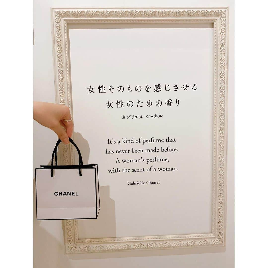 堀尾実咲さんのインスタグラム写真 - (堀尾実咲Instagram)「@chanelofficial と 人気コミック 『約束のネバーランド』 を手がけた 白井カイウさん出水ぽすかさんが コラボレーションした展覧会  MIROIRS  Manga meets CHANEL  Collaboration with  白井カイウ＆出水ぽすか  に行ってきました☺️  とっても素敵空間だったので みんなにもおすそわけ🤍  #chanel #chanelginza #miroirs #manga #zara #eimyistoire #シャネル #シャネル銀座 #シャネル銀座ブティック #マロニエ通り #約束のネバーランド #約ネバ #ミロワール #白井カイウ #出水ぽすか #鏡 #マンガ #コラボ展覧会 #シャネルネクサスホール #ガブリエルシャネル #シャネルno5 #リップスティック #リトルブラックドレス」6月7日 10時53分 - misaki.horio