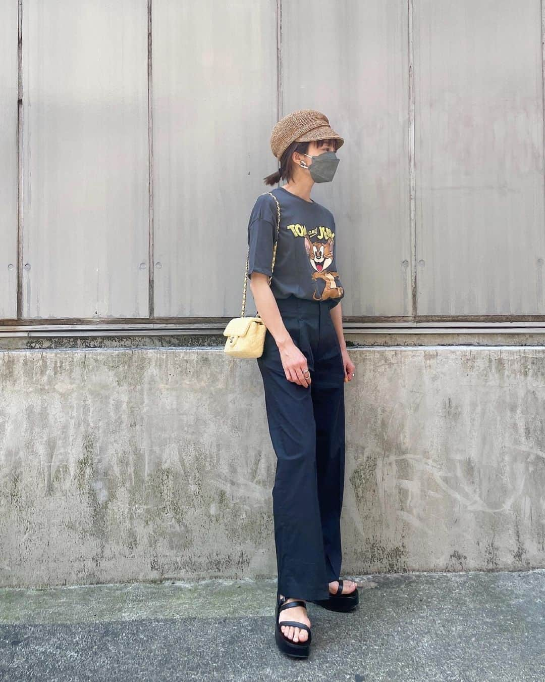 春名亜美さんのインスタグラム写真 - (春名亜美Instagram)「😽🐭  #Tシャツ @hm #pants @uniqlo × @jilsander  #hat @ca4la_official  #bag @chanelofficial  #sandals @therow @maisontherow  ・ ・ ・ #ママコーデ #ママコーディネート #CHANEL #chanelbag #uniqlo #uniqlojilsander #ユニクロコーデ #therow #maisontherow #uniqloplusj」6月7日 11時01分 - amiharunaami