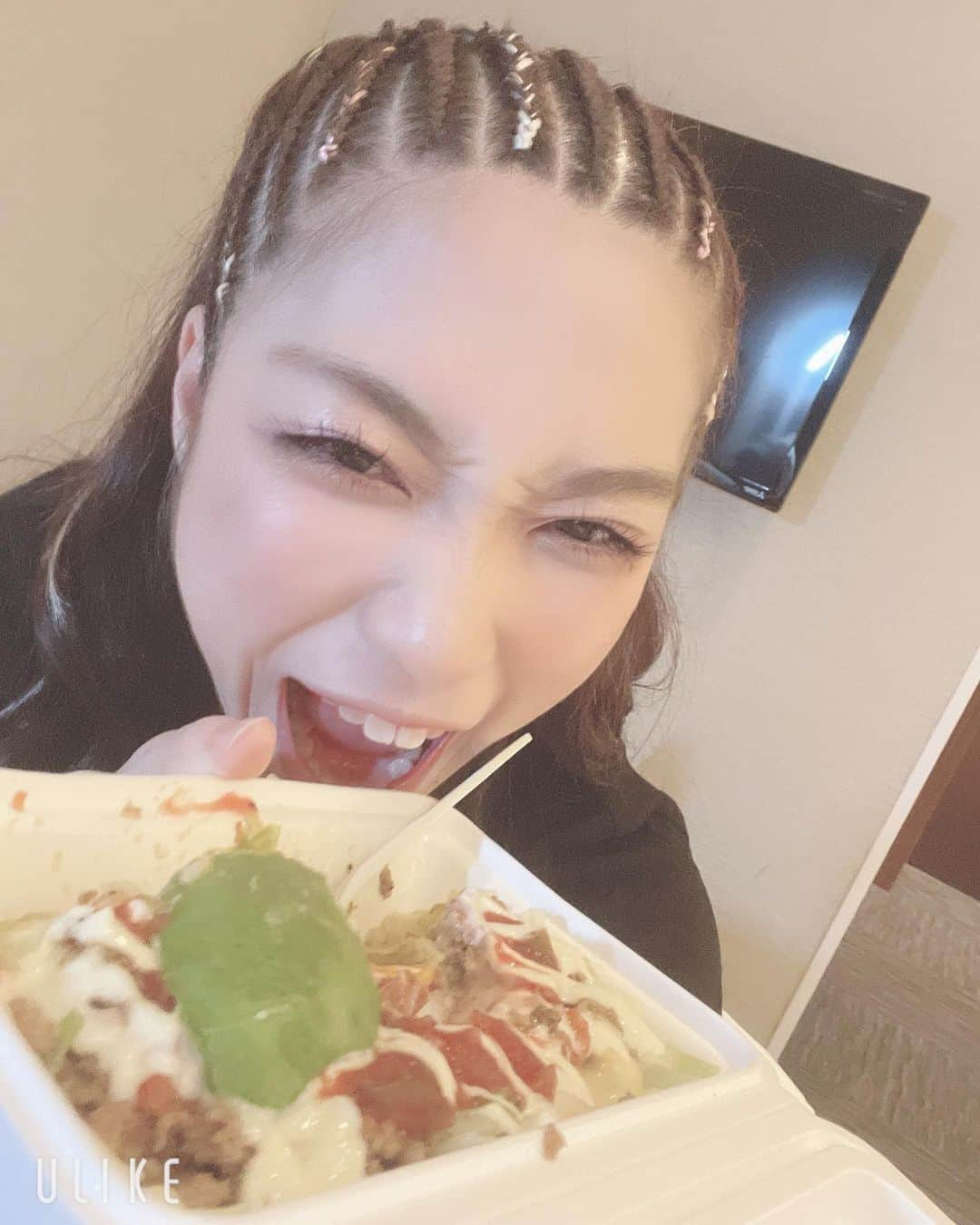 黒木優子さんのインスタグラム写真 - (黒木優子Instagram)「昨日の夜ご飯は初Uber❤️ はるぴんがホテルにUberを差し入れしてくれました🎶  初Uberでめっちゃ頼んだので余ったら今日食べよう思ったつもりが…全部食べちゃった😱😱😱笑  タコライス→FRIDAYのバーガー２個→キンパ&トッポキ→一応ササミとブロッコリー🥦笑  だなら今日のお昼はなにUberしようかと検索中−🤣  はるぴん沢山ありがとうございました😊☀️  #Uber #初 #何食べよう」6月7日 11時08分 - yuko.kuroki