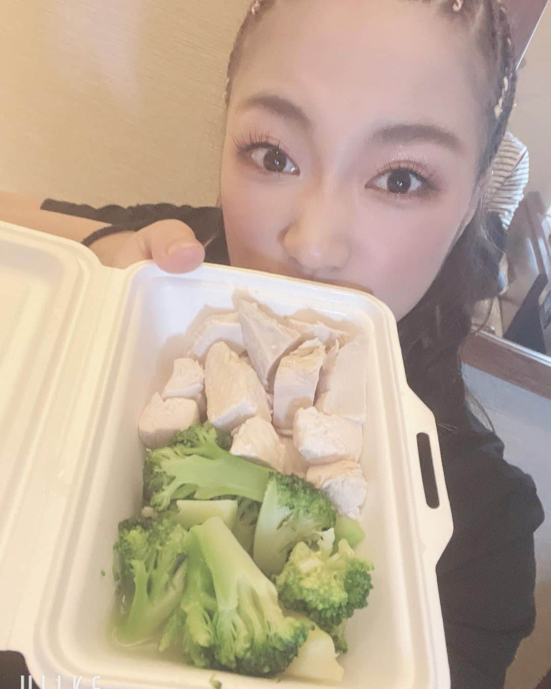 黒木優子さんのインスタグラム写真 - (黒木優子Instagram)「昨日の夜ご飯は初Uber❤️ はるぴんがホテルにUberを差し入れしてくれました🎶  初Uberでめっちゃ頼んだので余ったら今日食べよう思ったつもりが…全部食べちゃった😱😱😱笑  タコライス→FRIDAYのバーガー２個→キンパ&トッポキ→一応ササミとブロッコリー🥦笑  だなら今日のお昼はなにUberしようかと検索中−🤣  はるぴん沢山ありがとうございました😊☀️  #Uber #初 #何食べよう」6月7日 11時08分 - yuko.kuroki