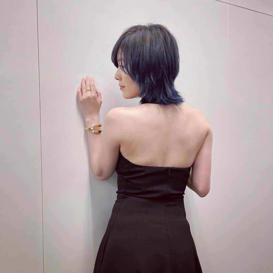 松井珠理奈さんのインスタグラム写真 - (松井珠理奈Instagram)「いやん😳💜 Sexy⁇💋  #背中 #ちらり #こんにちは #hello  #dress  #ドレス  #👗 #サイバーファイトフェス #black  #Blue #hairstyle  #haircolor  #photooftheday  #love  #プロレス  #prowrestling」6月7日 11時25分 - jurinamatsui3