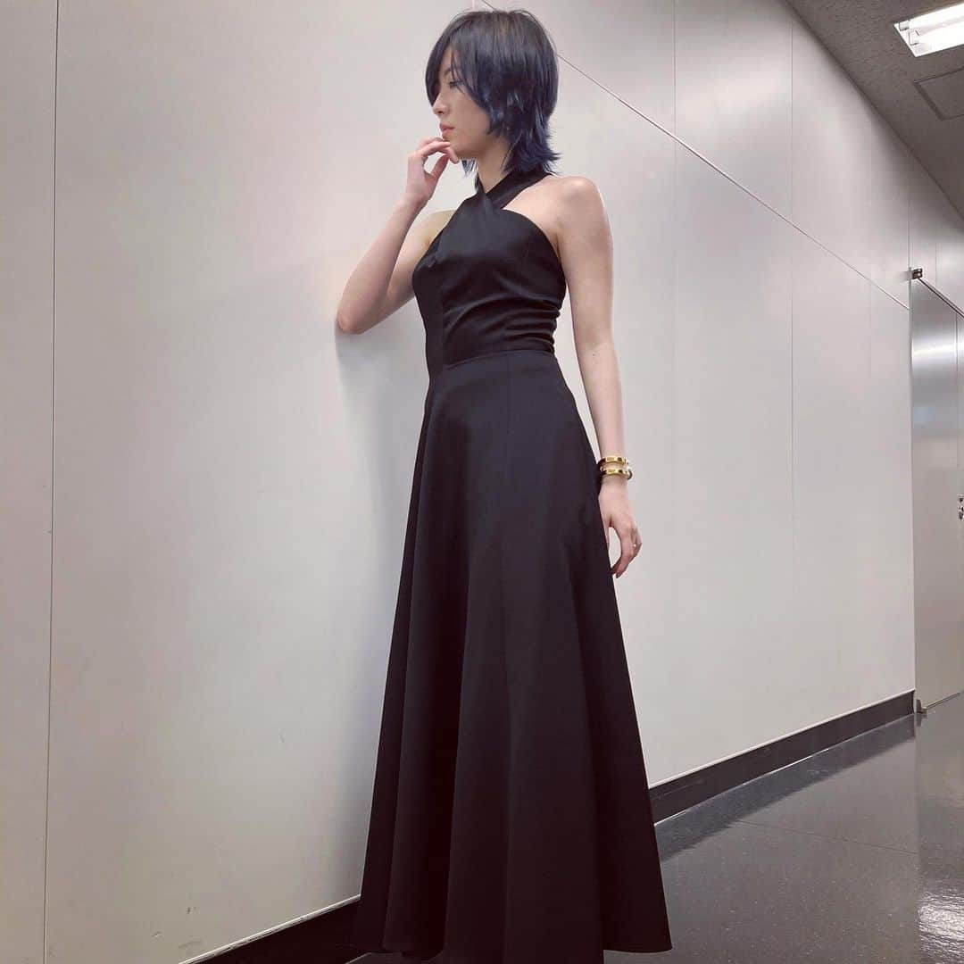 松井珠理奈さんのインスタグラム写真 - (松井珠理奈Instagram)「いやん😳💜 Sexy⁇💋  #背中 #ちらり #こんにちは #hello  #dress  #ドレス  #👗 #サイバーファイトフェス #black  #Blue #hairstyle  #haircolor  #photooftheday  #love  #プロレス  #prowrestling」6月7日 11時25分 - jurinamatsui3