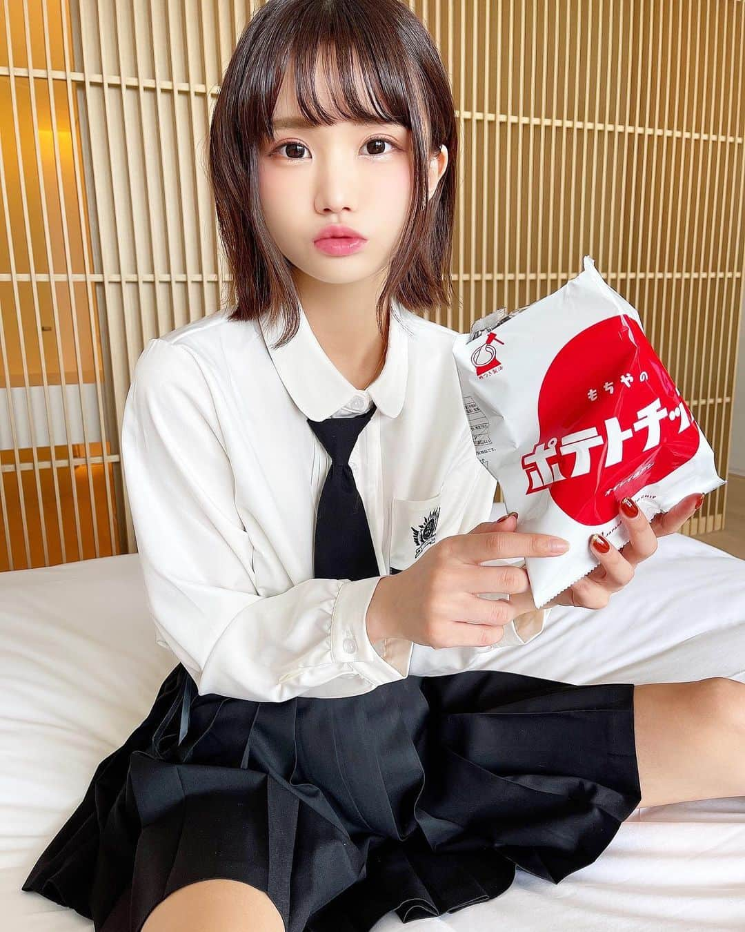 みもれもんさんのインスタグラム写真 - (みもれもんInstagram)「I came to visit the new Tokyo Edition Hotel in Tokyo!  Potato chips delicious 💓  ・ おはょう〜🍋💘 今日は東京エディションに来てみたょ〜🧸 見たことのないポテチを見つけたから 食べてみたら美味しかったぁ🤤💓 みんなぁ〜月曜日頑張ってねぇ😍 ・ ・  #mimoremon #camera #Japan #fashion #japanese #2021 #みもれもん #インスタグラビア #ショートヘア #ボブ #黒髪 #カメラ #日本女孩 #大人女子 #一个人生活 #日本女孩 #制服 #東京エディション虎ノ門」6月7日 11時37分 - mimore_mon0929