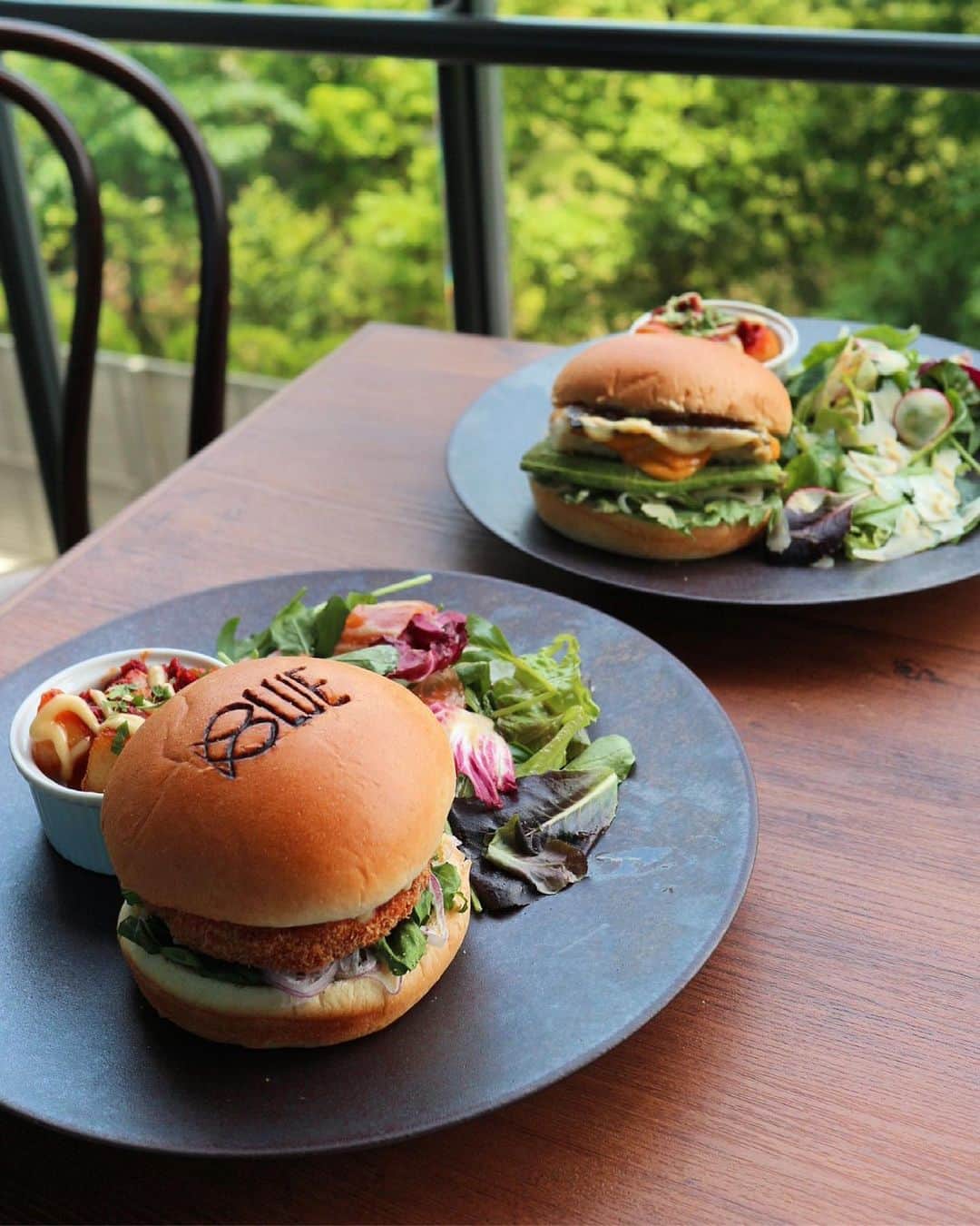池田るりさんのインスタグラム写真 - (池田るりInstagram)「. 食のサステナビリティに取り組むレストラン Sincère BLUEとThe Burnの2店舗で、 期間限定で食べられる「S Burger」の試食会に参加してきました✨ . 「S Burger」とはサステナブルなノルウェーサーモンとサバを使った、環境にも、カラダにも魚にも生産者にもやさしいハンバーガー🍔 日々の食生活において地球にやさしいサステナブル（持続可能）習慣を選ぶ事の大切さを伝えることを目的に企画された「Select S」@norwayseafoodjp　のプロジェクトの一環として考案されたハンバーガーなんです💡  わたしはJINGUMAE COMICHI内にあるSincère BLUEに伺い ⚫︎ ノルウェー産サーモンのタルタルバーガー ⚫︎ ノルウェー産サバ味噌オランデーズバーガー の2種類を試食してきました🤗  サーモンのバーガーはミディアムレアにフリットされたサーモンに、燻製スカルモルツァやわさびのソースが最高で‥☺️💕 サバのバーガーは脂の乗ったサバに春菊やガリのトッピング、そしてソースは味噌のオランデーズソースと、 和のテイストを感じられるハンバーガーでとっても好みでした❣️ これは期間中また食べたにいきたい☺️💕 バーガーの提供は平日のランチタイムのみで、テイクアウトもやっているみたいです🙋‍♀️ ふわっふわのバンズも美味しかったなぁ😊  期間限定で楽しめる「S Burger」皆さんも是非チェックしてみてください🤗✨  . .  #セレクトS #SincereBlueとセレクトS #TheBurnとセレクトS #seafoodfromnorway #ノルウェーシーフード #ノルウェーサーモン #ノルウェーサバ #サステナブル #PR #ハンバーガー #humberger #🍔」6月7日 11時32分 - ruri_ikeda