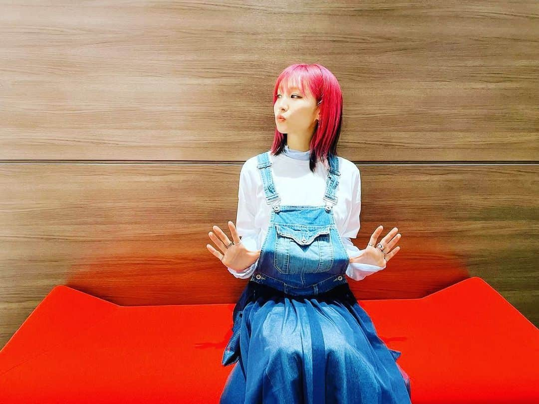 LiSAさんのインスタグラム写真 - (LiSAInstagram)「色んな新聞社さんや、冊子にインタビューしていただいたものが、ぽろぽろとみんなの街へ届いています。たくさん報告ありがとう☻ジメジメするけど、なんとか晴れ！☀︎」6月7日 12時21分 - xlisa_olivex