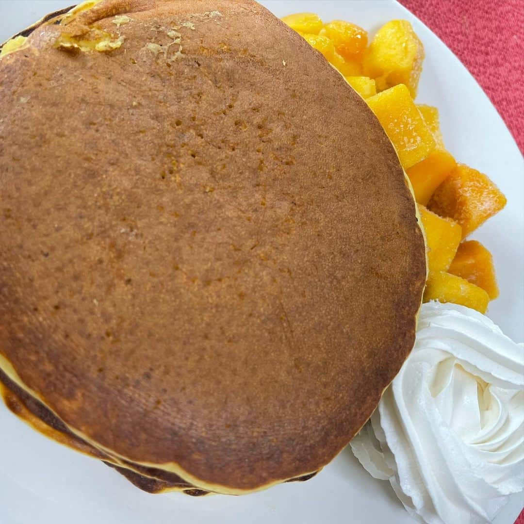 戸根千明のインスタグラム：「休日朝のプロテインパンケーキ🥞 これが一週間の活力と言っても過言ではないです！笑 最近ずっと作ってもらってるなぁ、、笑 タンパク質も多いし美味いので是非😋 たまには自分で作ろうかな笑  皆さんも食事は大切に☺️  #プロテインパンケーキ #ファインラボ #うまい #おやつみたいな朝ごはん  #タンパク質摂取」