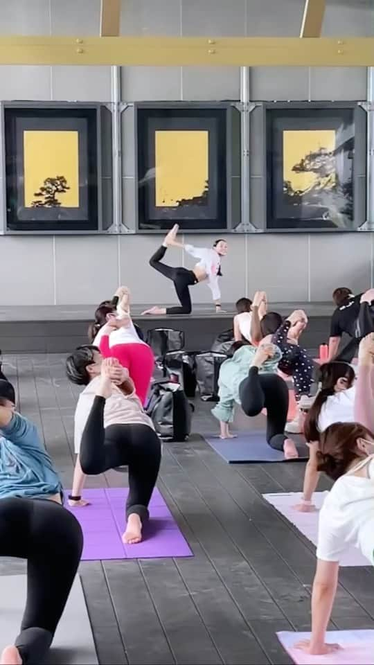 池田莉子のインスタグラム：「Happy Morning Yoga 🌈  渋谷のおしゃれなテラスで素敵なヨガイベントを 開催する事が出来ました🧘🏻‍♀️🧘🏻‍♂️ 美味しいランチ付き😘  リアルイベントの外ヨガは一昨年の秋ぶり、、😭 いつも当たり前のようにみんなと 外ヨガして沢山沢山 会っていたのが信じられないよ〜  こうして久しぶりにリアルイベントが出来て しあわせを噛み締めることが出来ました。  満員御礼🙏🏻本当にご参加頂きました皆さま🧡 今回声をかけて下さった@celavitokyo の皆さま🧡 有難うございました。  また第二弾もしようね！！ カメラマンさんのデータは明後日届くそうなので またそちらもシェアします🥳  #yoga #nike #nikeyoga #morningyoga #celavitokyo #celavi #朝ヨガ #ヨガ #ナイキヨガ #ナイキコーデ」