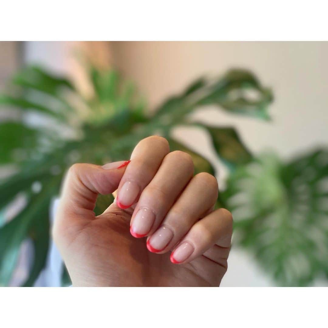 秋本祐希のインスタグラム：「new nail☺︎ オレンジ寄りのピンク？赤？の細いフレンチ 手元が明るいと ふと見た時の気分も上がる❤︎ @salonbdaikanyama  #jelnail #nailcolor #salonbdaikanyama」