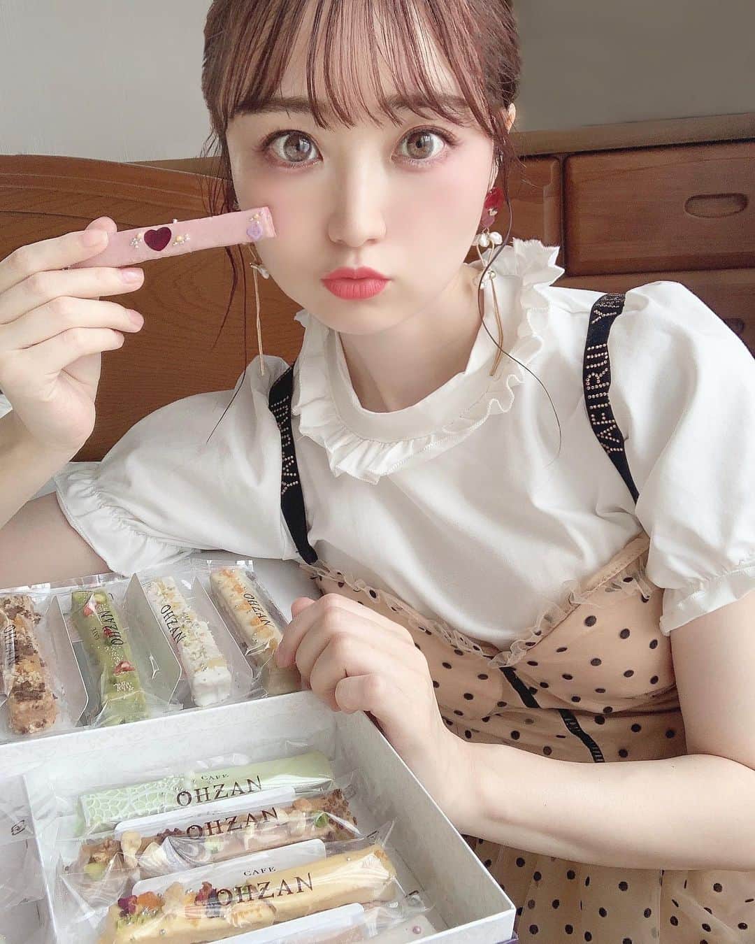のインスタグラム：「いつもチェックしてる @cafe.ohzan_official の 夏季限定のスティックラスクセット🧸💝 ・ いつもはチョコでコーティングされてるんだけど 暑くても溶けないようにアイシングでコーティングしてあるの😳✨ ・ アイシングの味大好きだから このバージョンもすごくおいしかった🤤🤍 ・ 見た目も色とりどりで安定の可愛さで 夏の手土産におすすめだよ🤲🏻 ・ 私は全部自分で食べちゃった🤭💓笑 ・ ・ ・ ・ ・ ・ pr @cafe.ohzan_official #cafeohzan #ohzan #素敵なプレゼント #パケ買い #贈り物に最適 #スティックラスク #ギフトセット #差し入れ #bitemypeach #stellatokyo」
