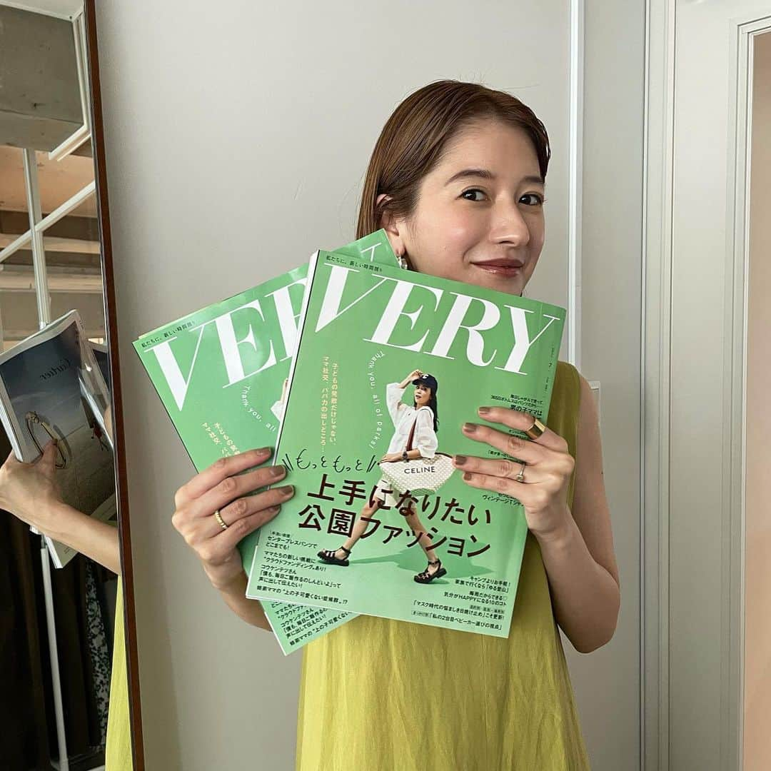 松本恵奈さんのインスタグラム写真 - (松本恵奈Instagram)「今日発売のVERY7月号に私が2P掲載されているのですが、朝会社に行くとプレスがみんな買ってきてくれてて会社にVERYが沢山あります。笑 みんなありがと😂💕 #very #clane #みんな見てね」6月7日 14時47分 - ena1123