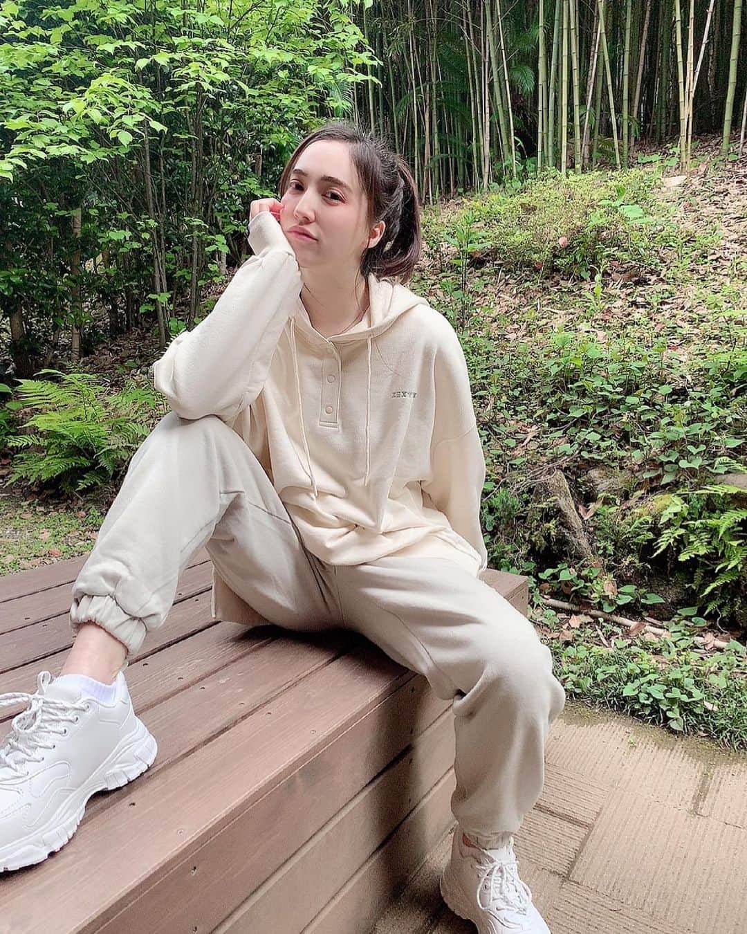 眞木美咲パメラさんのインスタグラム写真 - (眞木美咲パメラInstagram)「🥳  インスタサボってモンハンやってました⚔ ＨＲ100行って嬉しい限 いまはバルファルク装備集めてます🐉 投稿疎かになってたら狩り頑張ってるんだなぁと思っといてください🕺  ちょっと前の写真だけど この日は全身 @xexymix 服はもちろん大活躍してるんだけどスニーカーめっちゃ履きやすくて毎日これ👟  黒も買お👊🏻  #xexymix 着て #温泉 で #モンハン #至福」6月7日 14時53分 - pamypamypamy