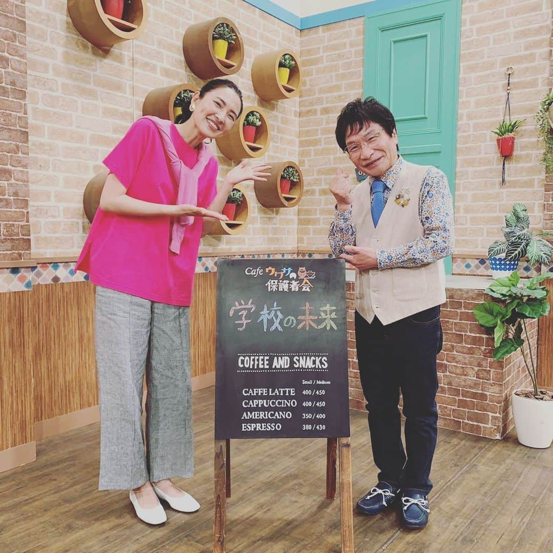 浜島直子さんのインスタグラム写真 - (浜島直子Instagram)「今週の土曜日にNHK Eテレ『ウワサの保護者会』に出演いたします🌈  今回のテーマは「新しい学校のあり方」。  我が家の息子も4月から1年生となり、集団生活の楽しさ、難しさ、いろいろな体験を通してビシバシと学んでいる日々。  今回は学校という集団生活の中で、その子その子の「好き」をどうやって伸ばしてあげられるか、はたまた、「好き」を伸ばすとどんないいことがあるのか？！と、実際に「好き」と向き合う授業に取り組んでいる学校の取材VTRを見ながら、尾木ママといろいろお話させていただきました☺️  いやー、まさに今悩んでいたことが可視化できたようで、面白かったなぁ！  ちなみに我が息子は最近カタカナの読み書きに苦戦しています🙈 でも数字は大好き！そしてマインクラフトも大好き！🤣 旦那と相談し、「ならば応援してあげよう」と、マインクラフト攻略本を買ってあげました。 すると、「あれ？静かだな」というときはだいたいその攻略本を夢中で読んでいて、どんどん字が読めるように🤩✨  好きは、すごい！！！✨✨✨ ・ 《放送日》 ☆6月12日(土) 午後9:30〜9:54(Eテレ) ☆6月14日(月)午前11:05〜11:29(総合) ※関東地方をのぞく ☆6月19日(土)午後0:30〜0:54(Eテレ) ・ #NHK #eテレ #ウワサの保護者会  #尾木ママ #尾木直樹　さん #尾木ママはいつも必ず「偉いわね」と #優しく褒めてくださるので #本当に嬉しい😭✨ #また頑張ろうと思えるわぁ💪✨✨ #誰にも聞かれていませんが #私の衣装は #Tシャツ @enfold_official #ニット @nagonstans_official #パンツ @mica.deal #靴 @lucenti_official #アクセサリーはわかりまへん」6月7日 15時19分 - hamaji_0912