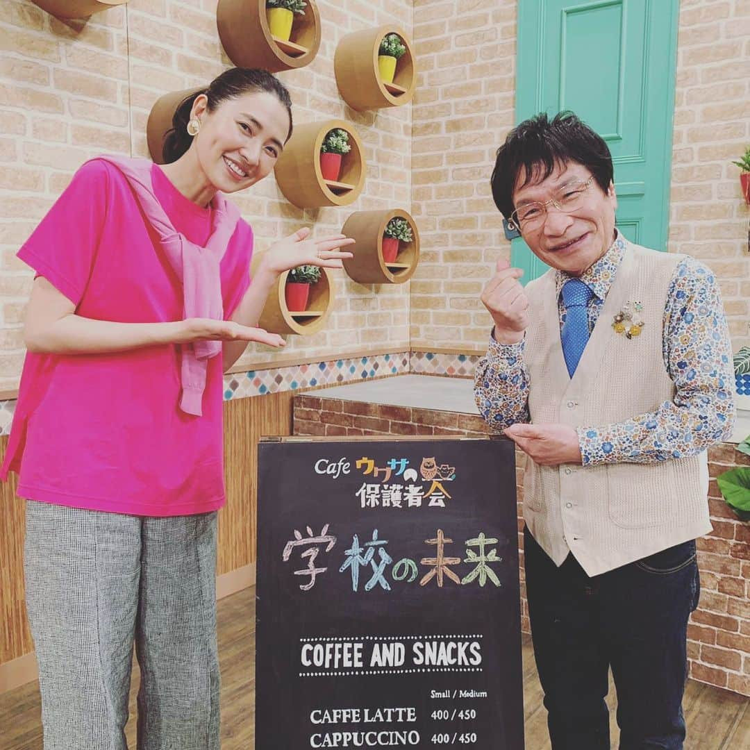 浜島直子さんのインスタグラム写真 - (浜島直子Instagram)「今週の土曜日にNHK Eテレ『ウワサの保護者会』に出演いたします🌈  今回のテーマは「新しい学校のあり方」。  我が家の息子も4月から1年生となり、集団生活の楽しさ、難しさ、いろいろな体験を通してビシバシと学んでいる日々。  今回は学校という集団生活の中で、その子その子の「好き」をどうやって伸ばしてあげられるか、はたまた、「好き」を伸ばすとどんないいことがあるのか？！と、実際に「好き」と向き合う授業に取り組んでいる学校の取材VTRを見ながら、尾木ママといろいろお話させていただきました☺️  いやー、まさに今悩んでいたことが可視化できたようで、面白かったなぁ！  ちなみに我が息子は最近カタカナの読み書きに苦戦しています🙈 でも数字は大好き！そしてマインクラフトも大好き！🤣 旦那と相談し、「ならば応援してあげよう」と、マインクラフト攻略本を買ってあげました。 すると、「あれ？静かだな」というときはだいたいその攻略本を夢中で読んでいて、どんどん字が読めるように🤩✨  好きは、すごい！！！✨✨✨ ・ 《放送日》 ☆6月12日(土) 午後9:30〜9:54(Eテレ) ☆6月14日(月)午前11:05〜11:29(総合) ※関東地方をのぞく ☆6月19日(土)午後0:30〜0:54(Eテレ) ・ #NHK #eテレ #ウワサの保護者会  #尾木ママ #尾木直樹　さん #尾木ママはいつも必ず「偉いわね」と #優しく褒めてくださるので #本当に嬉しい😭✨ #また頑張ろうと思えるわぁ💪✨✨ #誰にも聞かれていませんが #私の衣装は #Tシャツ @enfold_official #ニット @nagonstans_official #パンツ @mica.deal #靴 @lucenti_official #アクセサリーはわかりまへん」6月7日 15時19分 - hamaji_0912