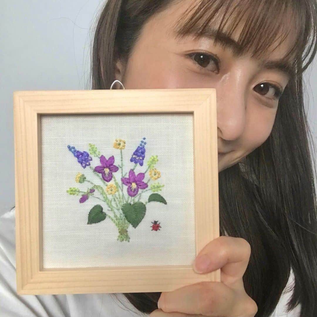 日比麻音子さんのインスタグラム写真 - (日比麻音子Instagram)「週末の日比。 高校生ぶり？の刺繍に挑戦。  何日かかるだろう…と不安を抱いていた私でしたが、 ひとつひとつ縫い始めると その世界にどっぷりハマってしまい！ おやすみをフルに活用して一気に縫い進めちゃいました🪡  典型的なO型でかなり大雑把な性格ですが、 手先を動かす作業は意外とすきなんです。 (刺繍の裏側を見たいだなんて言わないで…) (お願いだから細かいところまで見ないで…)  編み物が得意で、 バックでも帽子でもポーチでも あっという間に鮮やかに作ってくれるおばあちゃんに憧れていましたが、 ひとつ今回刺繍作品を作ってみて、 少しおばあちゃんに近づけたかも？と すっかりちゃっかり自信になりました👵🏻笑  週末チャージできた分、 今週も頑張るぞ〜  #stayhome #新しい趣味 #ししゅう #手芸活動  #初挑戦 #無心で #ちくちく  #たのしかった #TBS #日比麻音子」6月7日 15時27分 - hibi_maoko