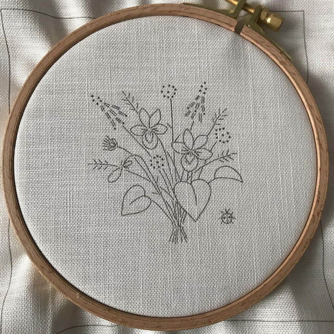 日比麻音子さんのインスタグラム写真 - (日比麻音子Instagram)「週末の日比。 高校生ぶり？の刺繍に挑戦。  何日かかるだろう…と不安を抱いていた私でしたが、 ひとつひとつ縫い始めると その世界にどっぷりハマってしまい！ おやすみをフルに活用して一気に縫い進めちゃいました🪡  典型的なO型でかなり大雑把な性格ですが、 手先を動かす作業は意外とすきなんです。 (刺繍の裏側を見たいだなんて言わないで…) (お願いだから細かいところまで見ないで…)  編み物が得意で、 バックでも帽子でもポーチでも あっという間に鮮やかに作ってくれるおばあちゃんに憧れていましたが、 ひとつ今回刺繍作品を作ってみて、 少しおばあちゃんに近づけたかも？と すっかりちゃっかり自信になりました👵🏻笑  週末チャージできた分、 今週も頑張るぞ〜  #stayhome #新しい趣味 #ししゅう #手芸活動  #初挑戦 #無心で #ちくちく  #たのしかった #TBS #日比麻音子」6月7日 15時27分 - hibi_maoko